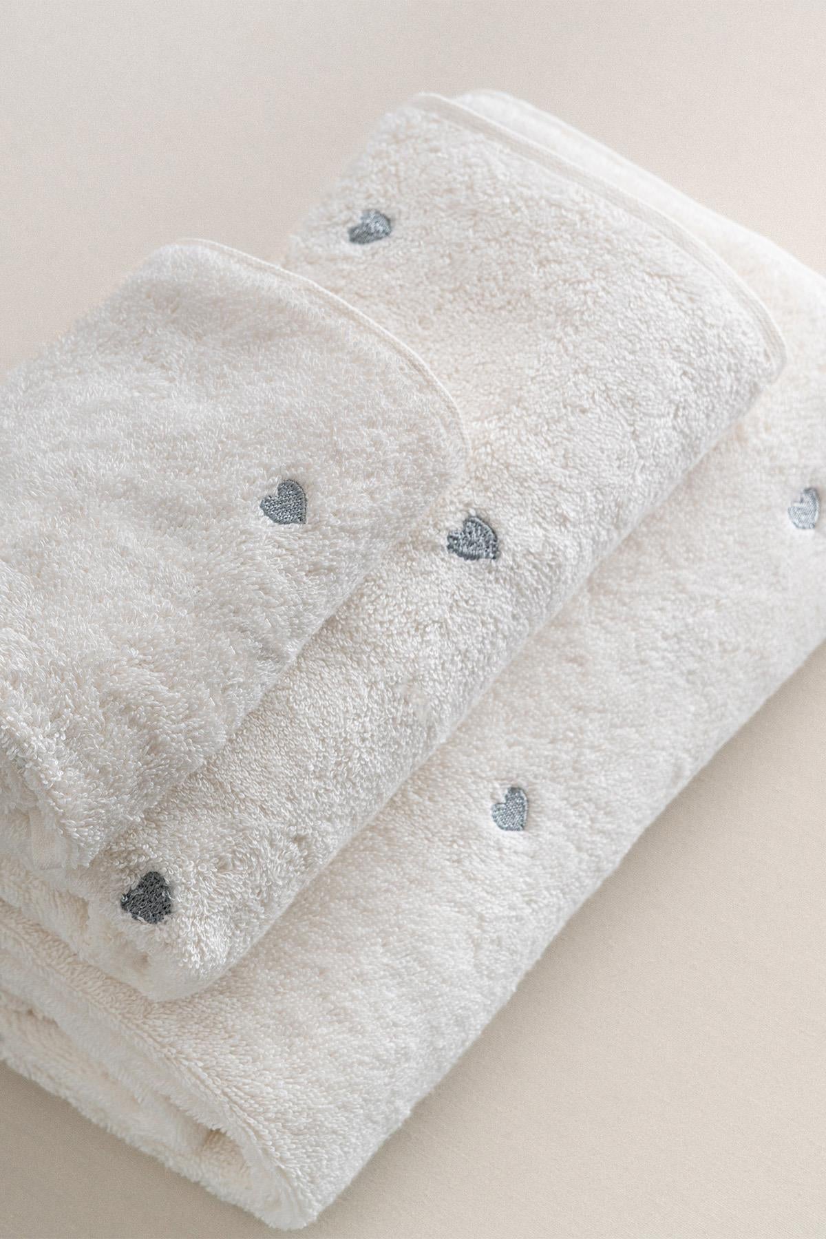 Set di asciugamani bianchi con dettagli a cuore argento, texture morbida, accessorio da bagno confortevole