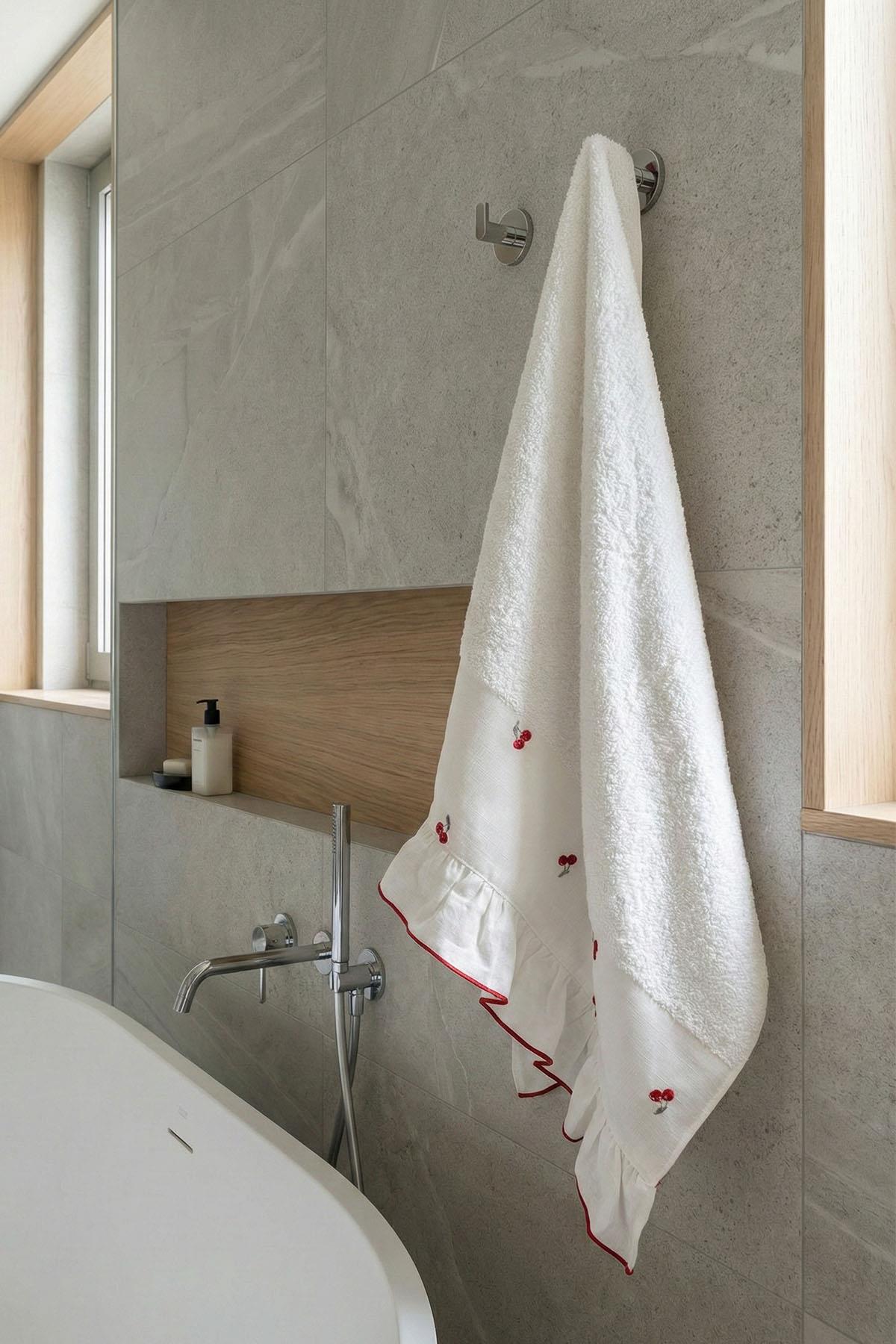 Asciugamano da bagno con ricamo a ciliegie (90 x 150 cm)