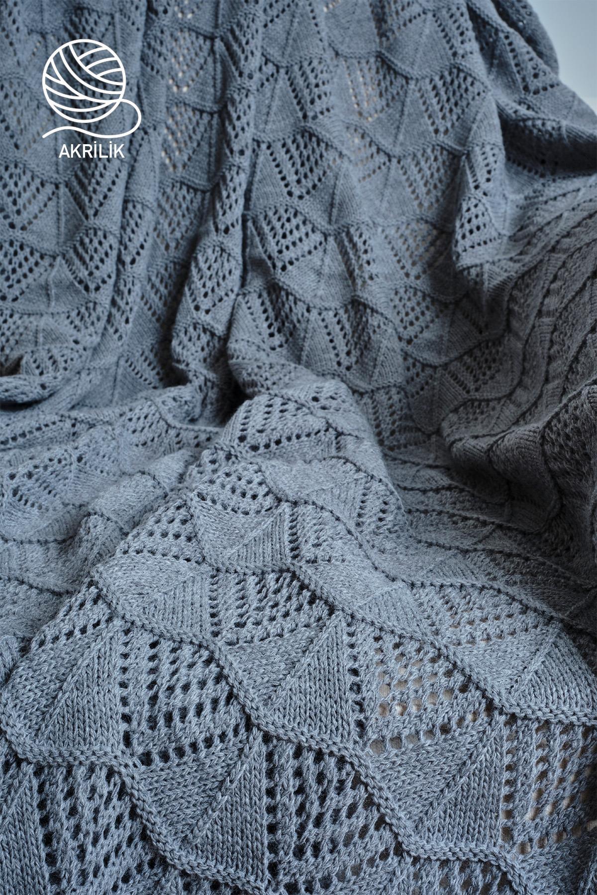 Coperta da TV in acrilico grigio con motivo a maglia profonda, un complemento d'arredo moderno e confortevole