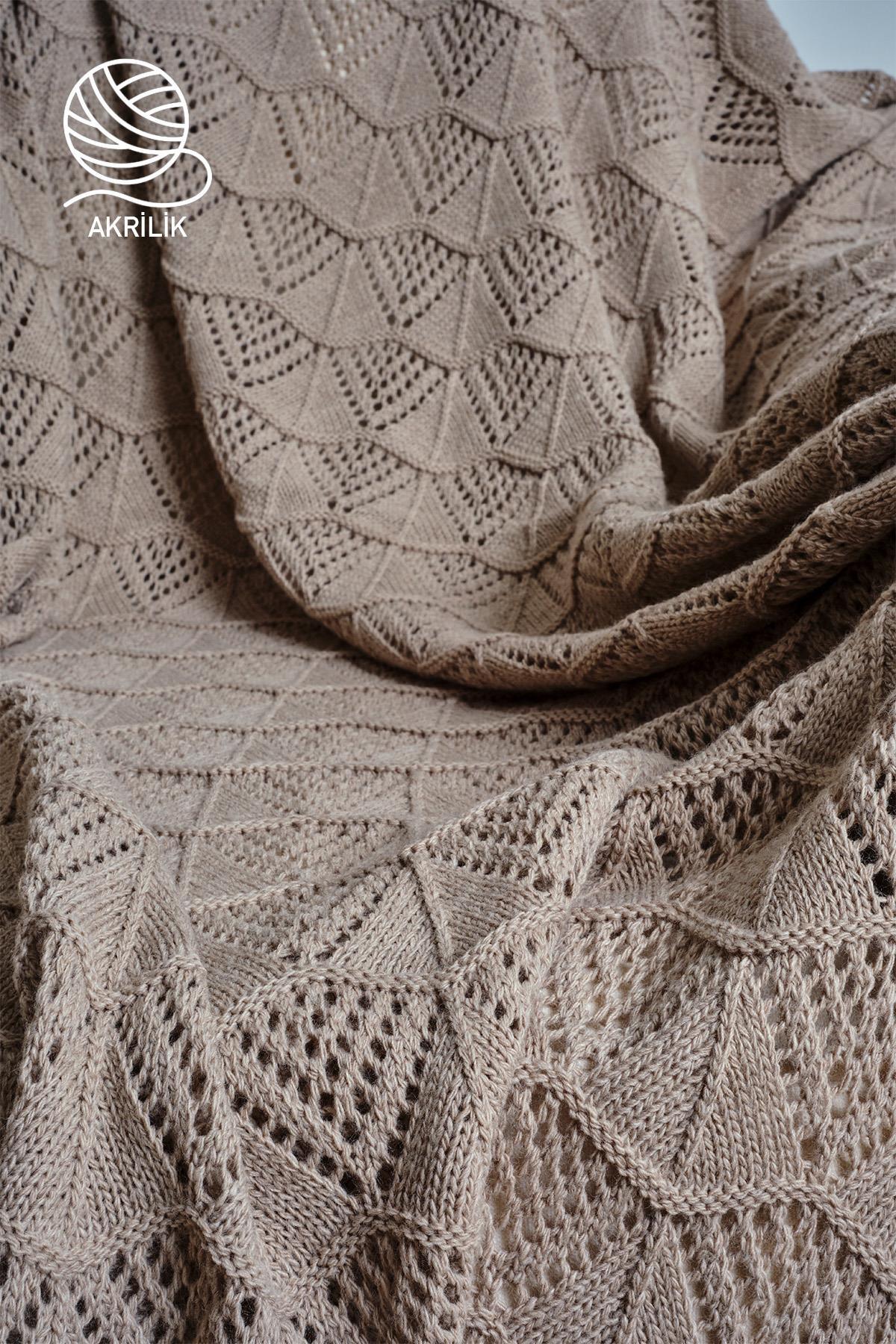 Coperta da TV in acrilico color beige con motivo a maglia profonda, 130x150 cm, vista in primo piano