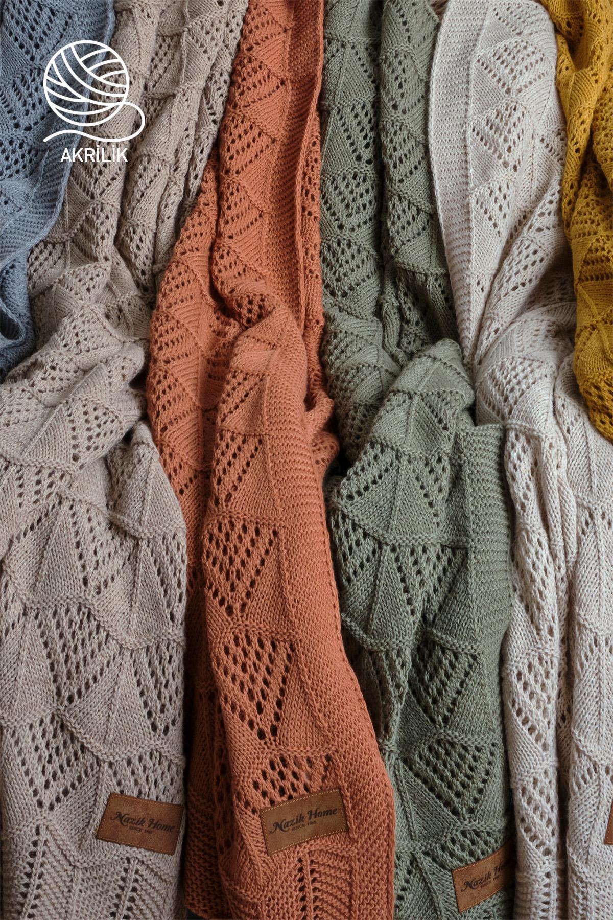 Coperte da TV in maglia acrilica con motivi in diversi colori e etichetta, primo piano.
