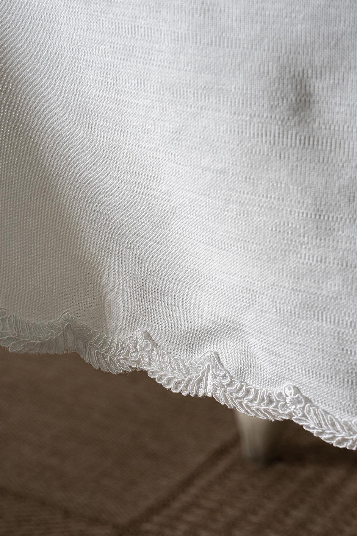Elegante tovaglia ricamata, antimacchia e di facile manutenzione (160 x 260 cm)