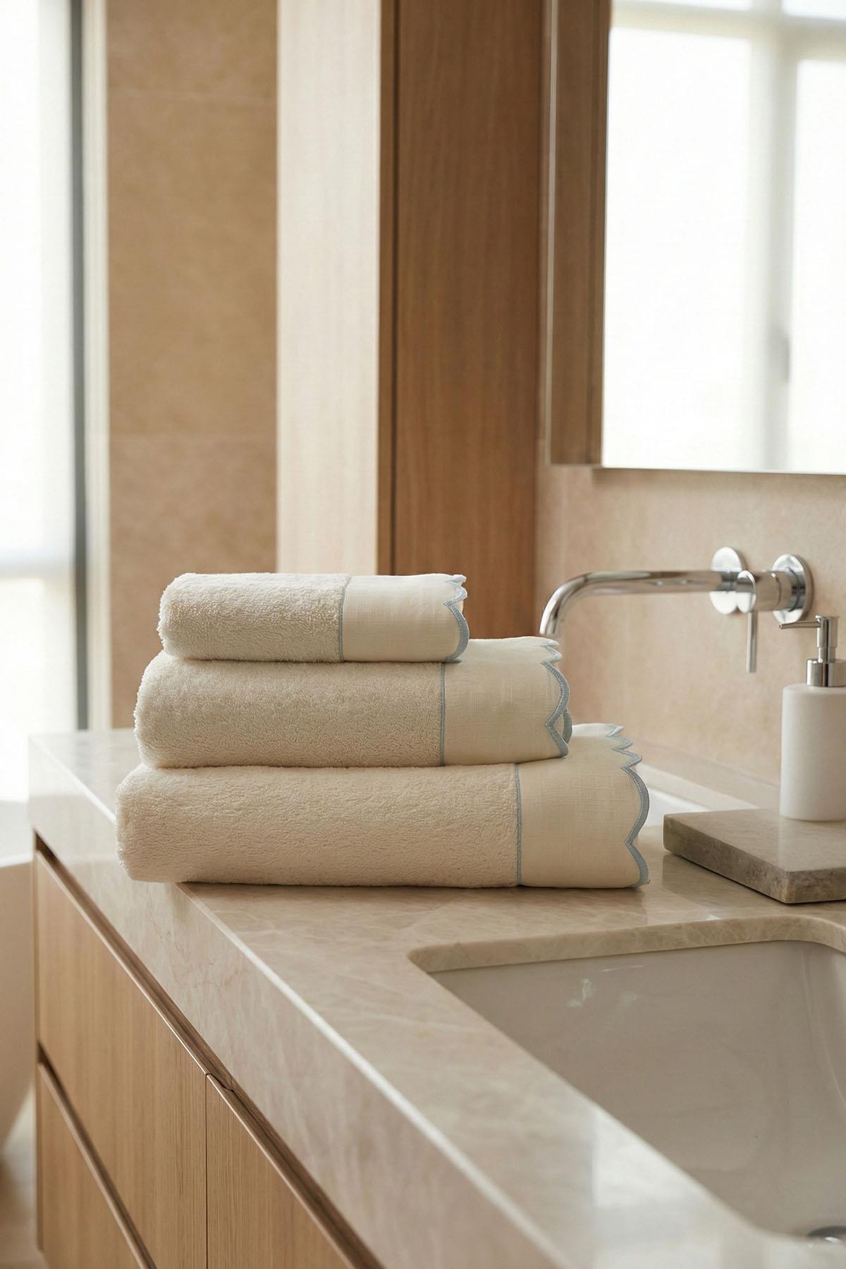 Asciugamano viso Elora con ricamo a righe (50 x 90 cm)