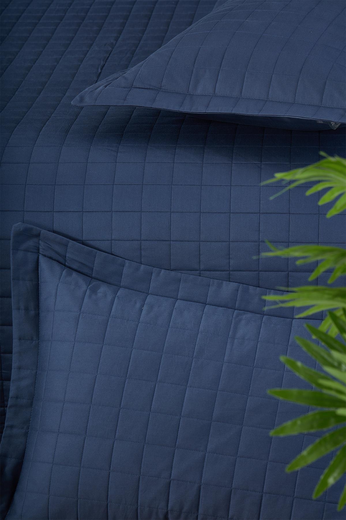 Copriletto matrimoniale trapuntato blu navy con set di federe, moderno motivo a quadri