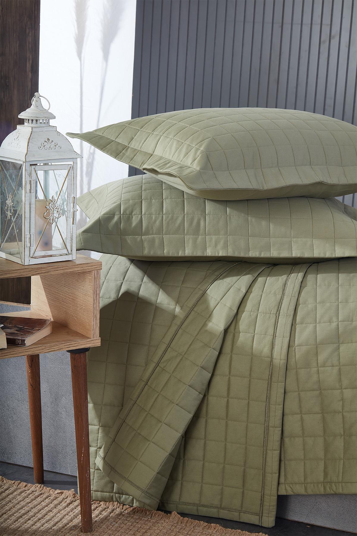 Copriletto matrimoniale trapuntato verde con cuscini, decorazione per camera da letto moderna