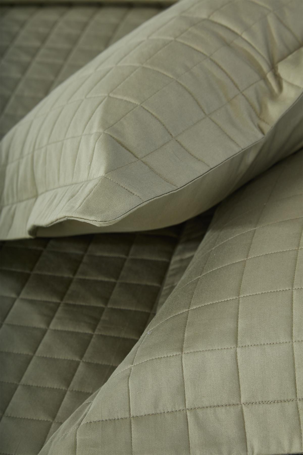 Copriletto matrimoniale trapuntato verde con cuscini decorativi, set di biancheria da letto moderno