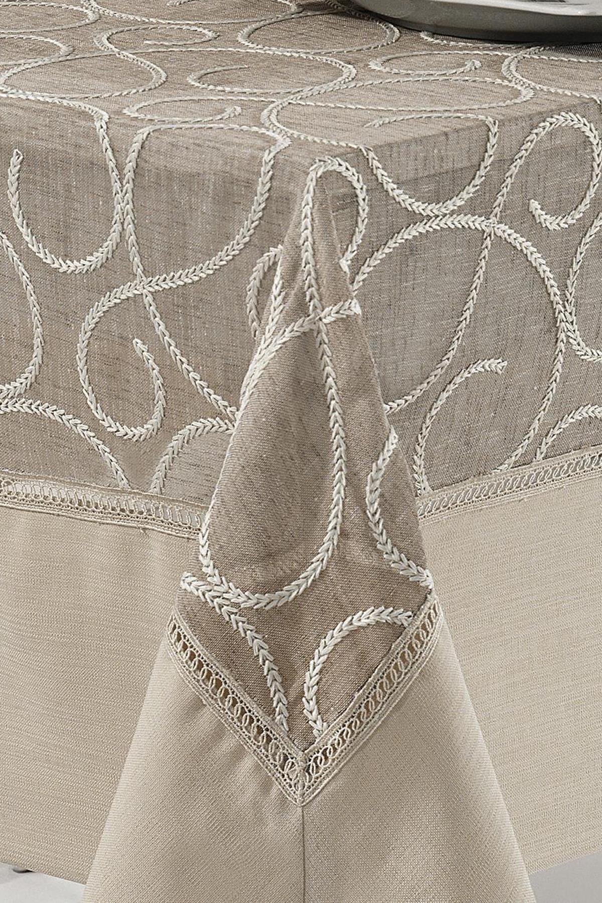Tovaglia beige con motivo e tovagliolo abbinato, per una decorazione moderna del soggiorno.