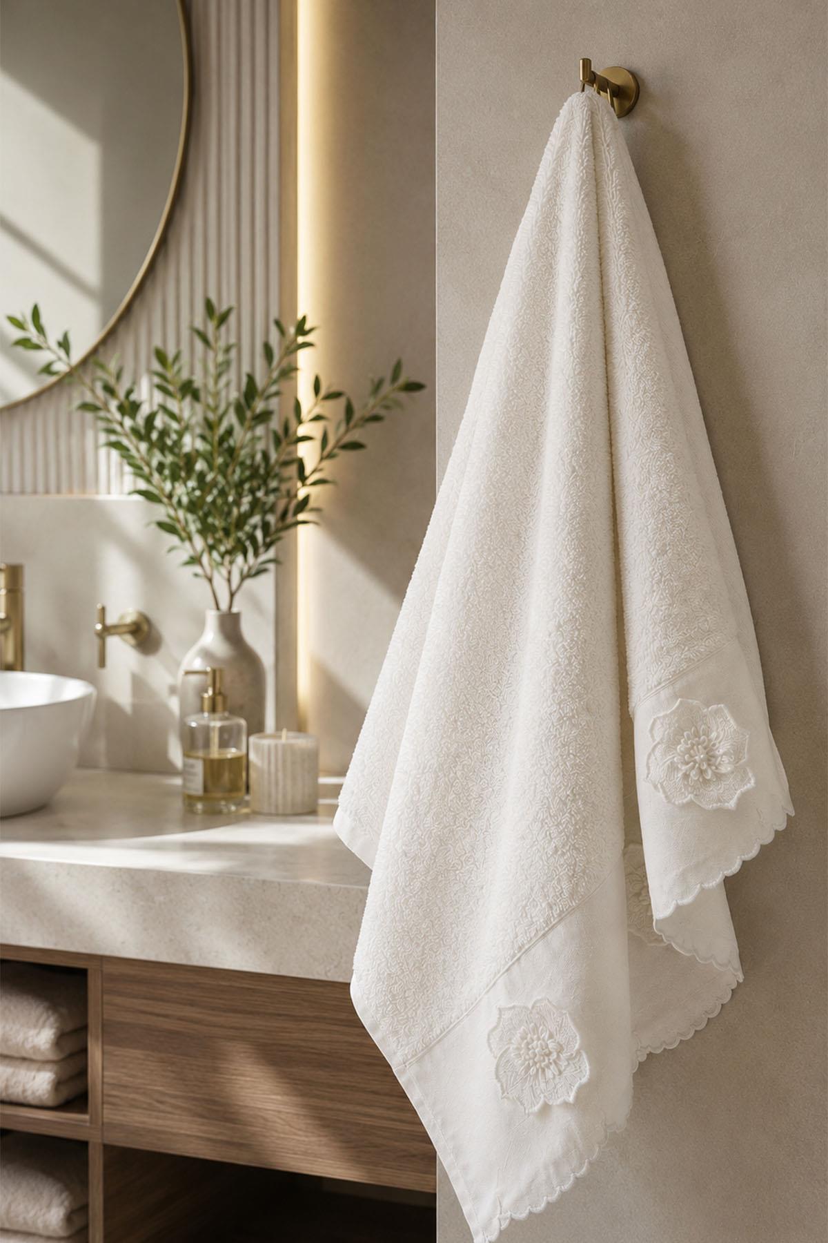 Asciugamano da bagno Hanzade con ricamo floreale (90 x 150 cm)
