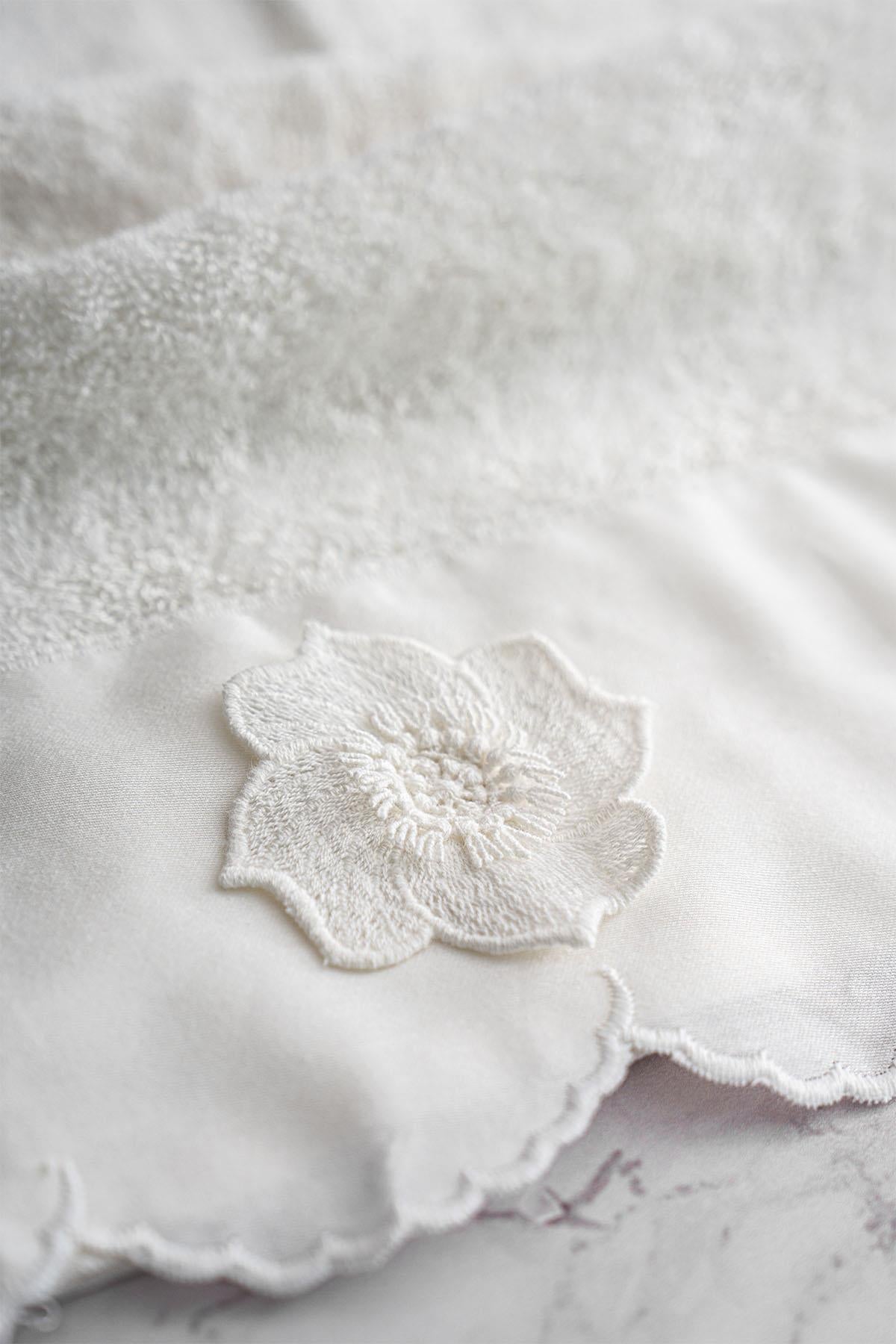 Asciugamano Hanzade con ricamo floreale (30 x 50 cm)