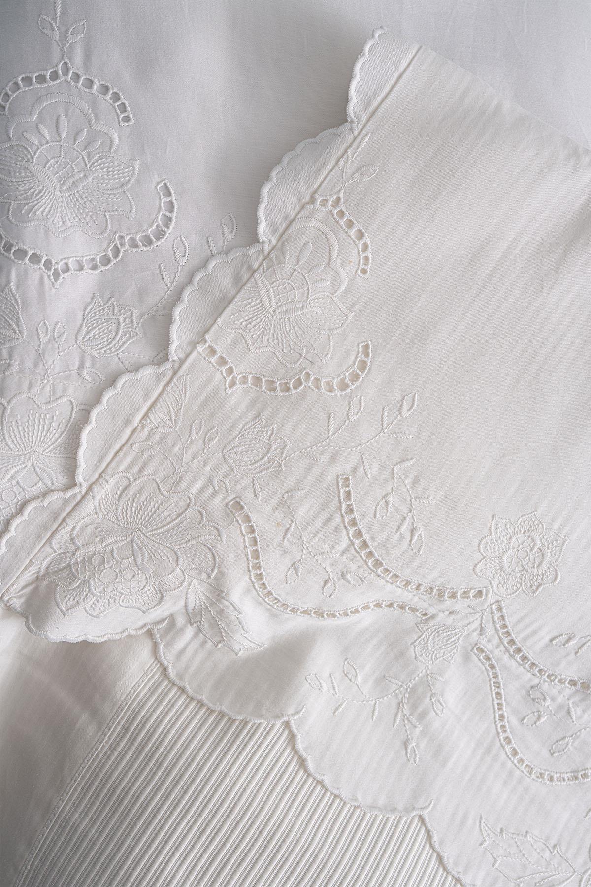 Set copripiumino e copriletto matrimoniale Hanzade 7 pezzi con ricami floreali