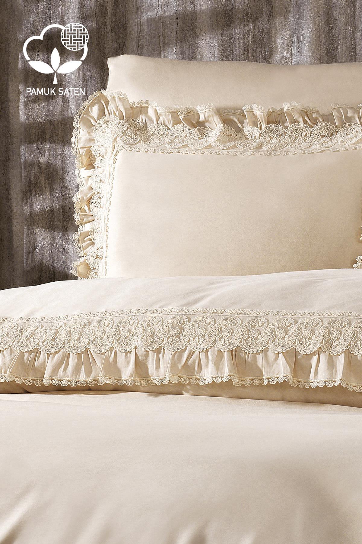 Set copripiumino matrimoniale in raso di cotone biologico color crema con pizzo, federe e copriletto dai dettagli eleganti