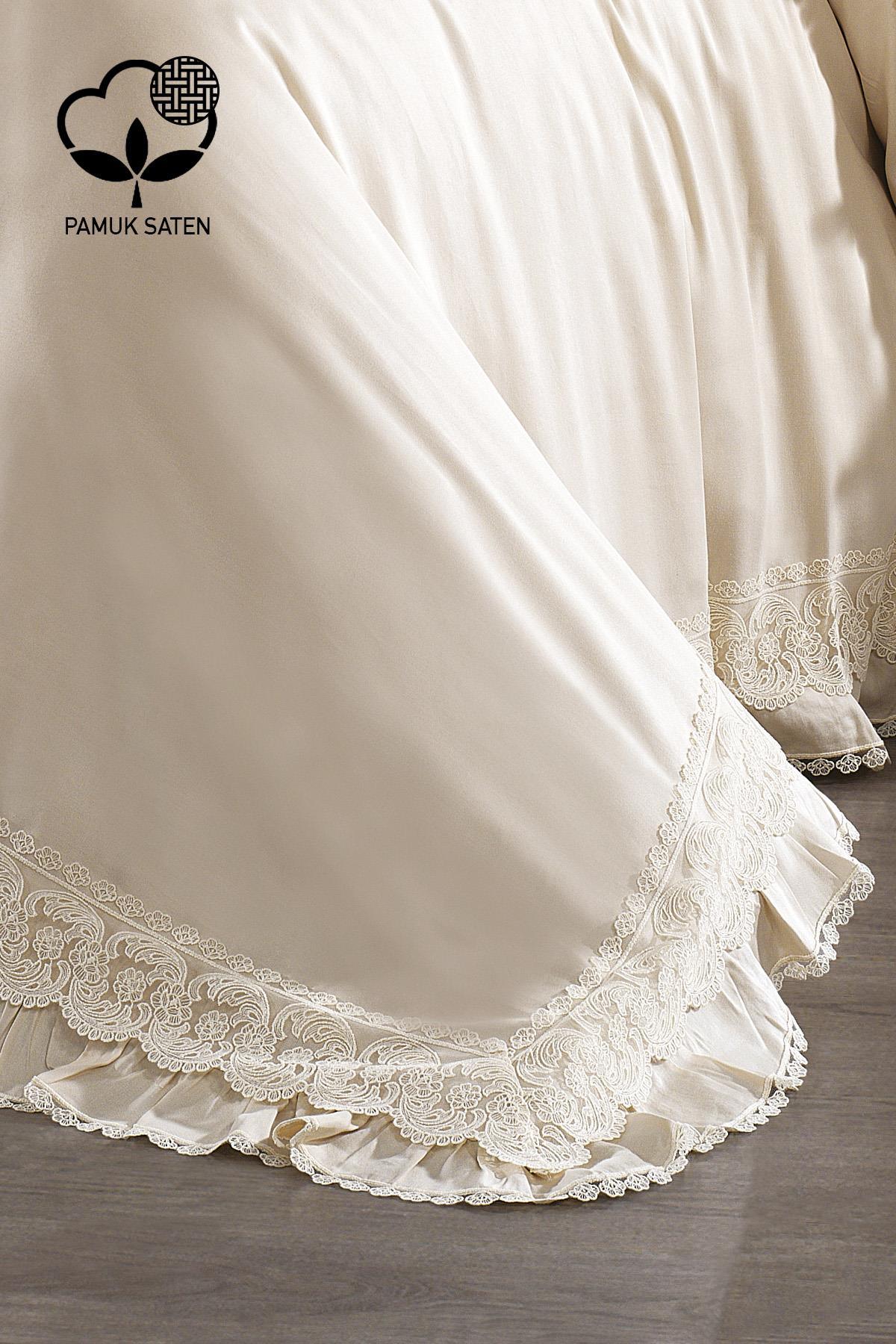 Set copripiumino matrimoniale in raso di cotone biologico con pizzo, color crema ed elegante ricamo.