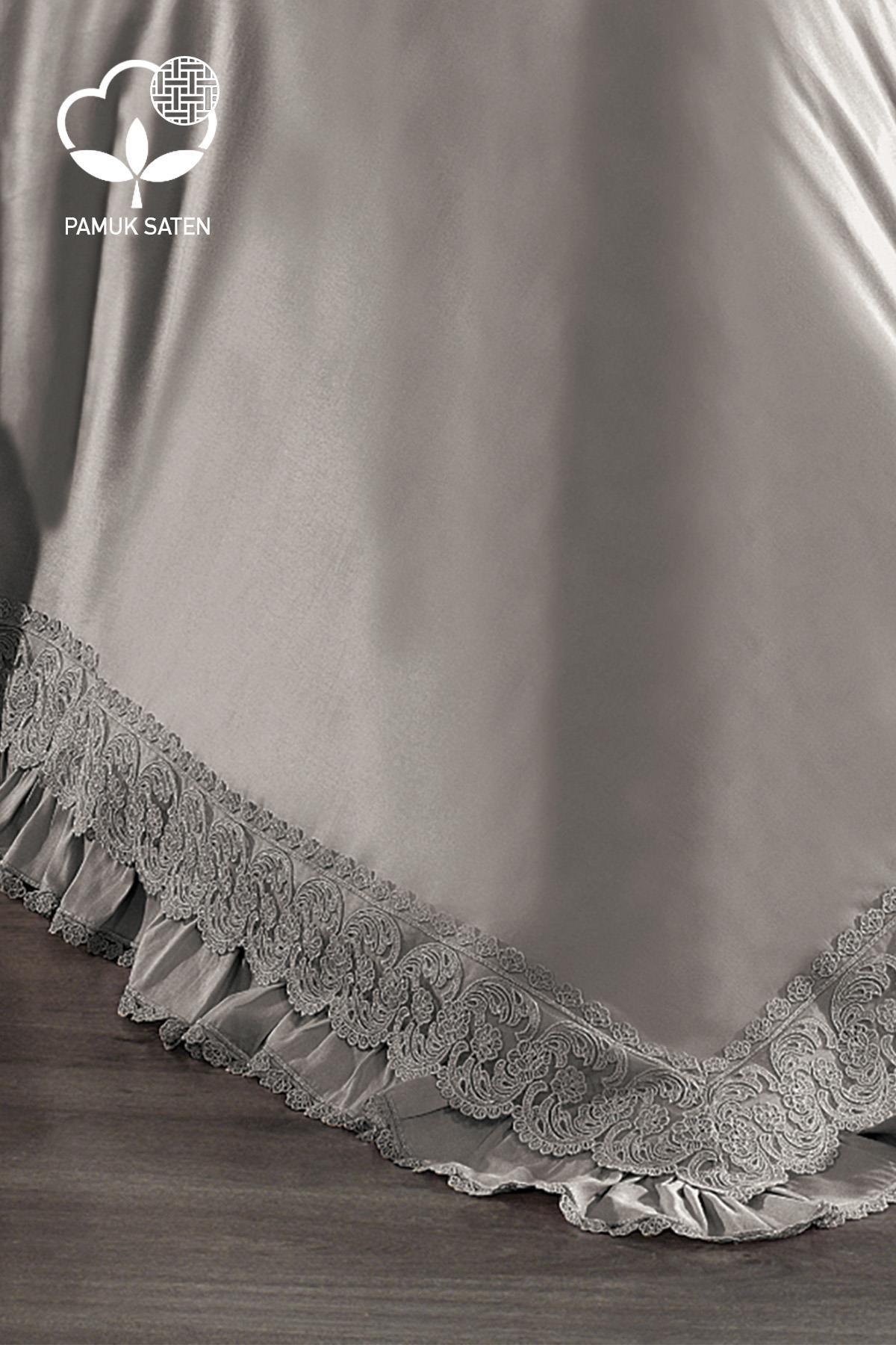 Set copripiumino matrimoniale in raso di cotone biologico con pizzo, colore grigio e dettagli rifiniti.