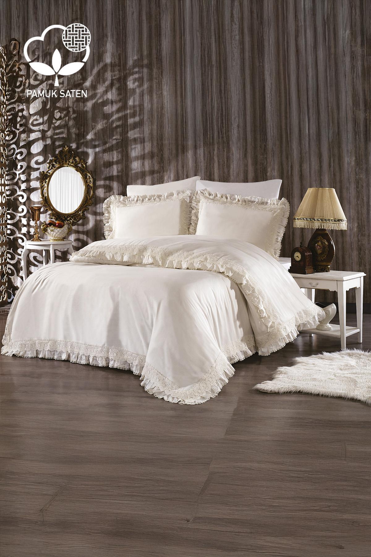Set copripiumino matrimoniale in raso di cotone biologico con pizzo, in un'elegante decorazione per la camera da letto