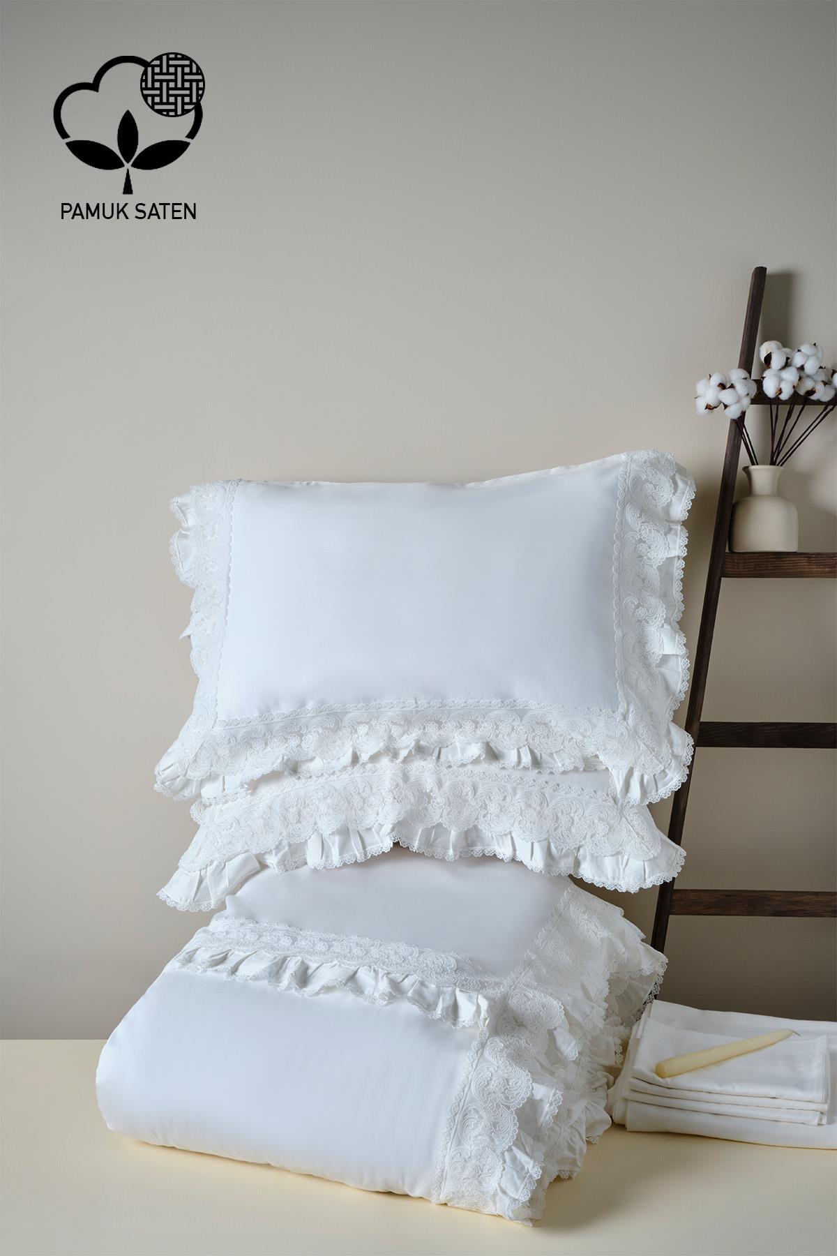 Set copripiumino matrimoniale in raso di cotone biologico bianco con dettagli in pizzo in un ambiente camera da letto decorativo