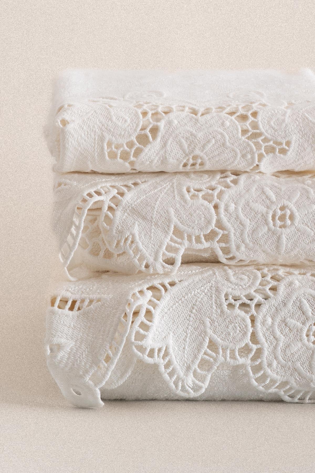 Asciugamano in cotone color crema con dettagli in pizzo, 50x90 cm, elegante asciugamano da bagno