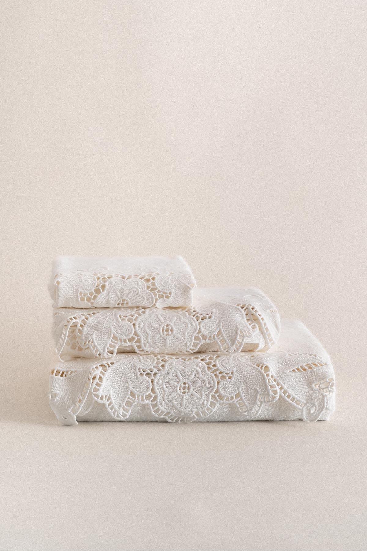 Set di asciugamani e grande asciugamano da bagno color crema con ricami in pizzo, 90x150 cm