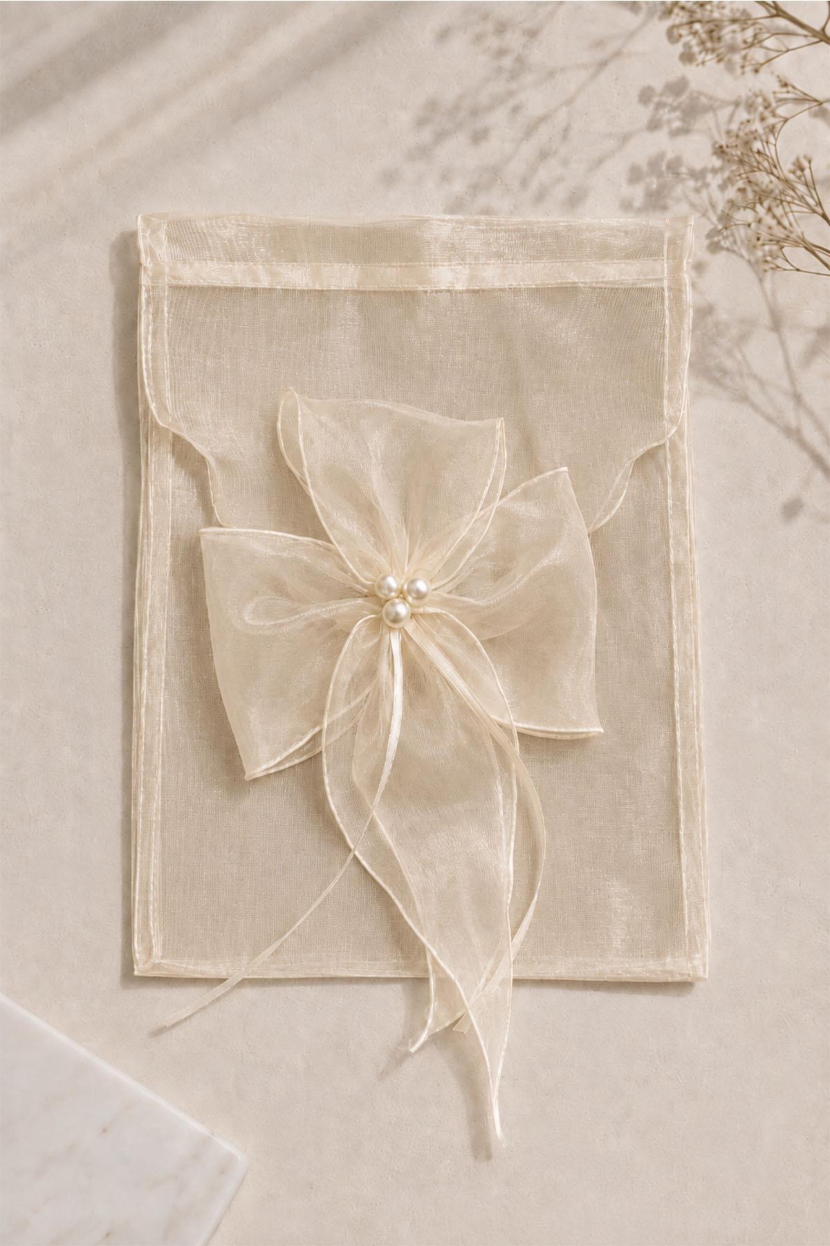 Sacchetto regalo con dettagli a forma di fiore di perla