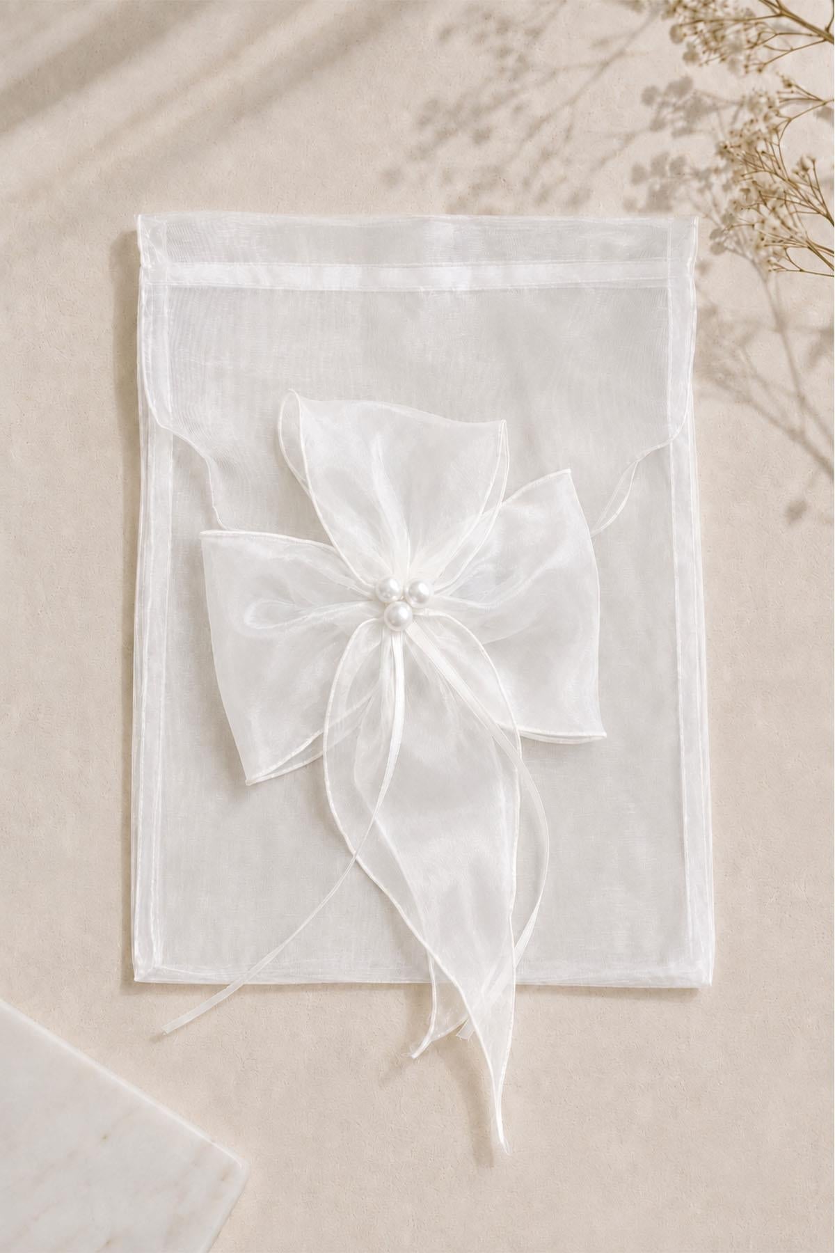 Sacchetto regalo con dettagli a forma di fiore di perla