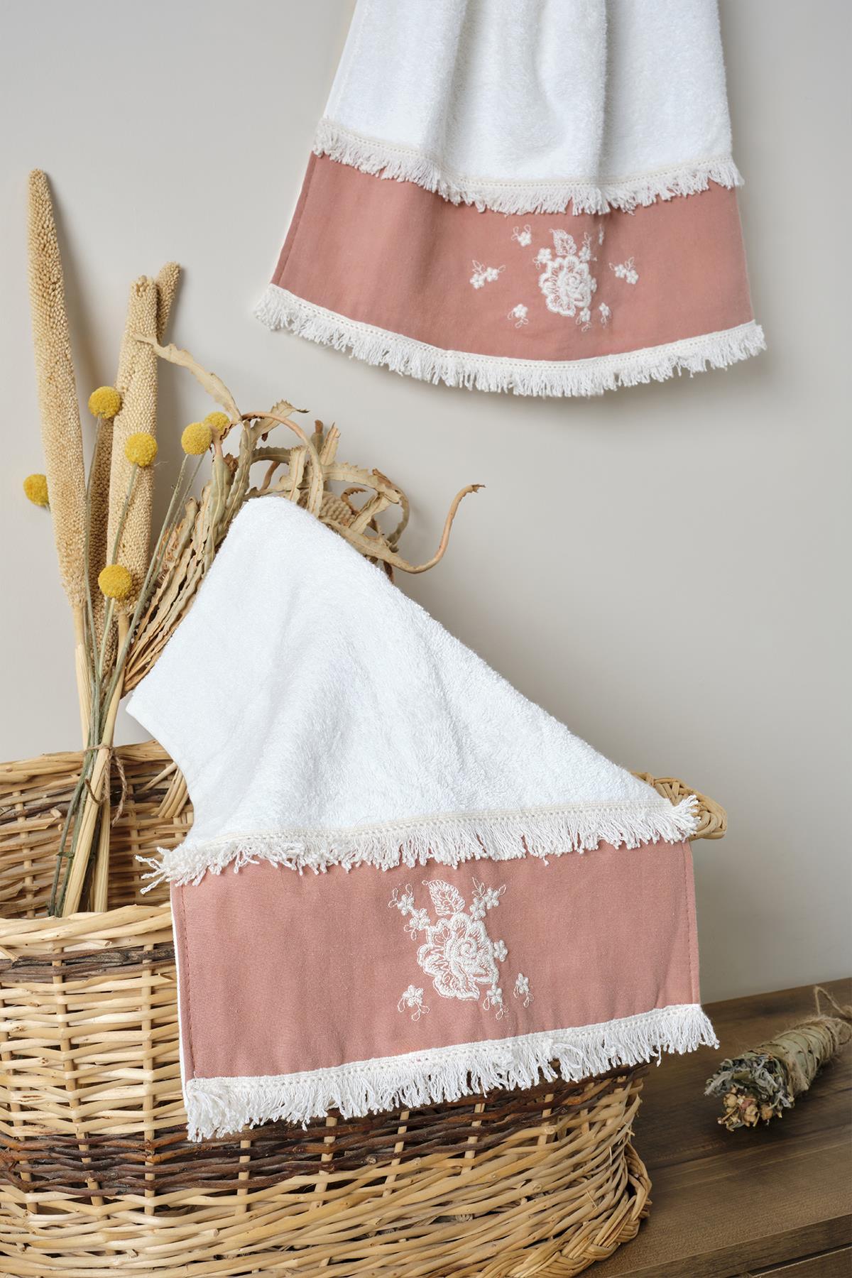 Asciugamano piccolo in cotone color cipria con pizzo, ricami e bordi decorativi