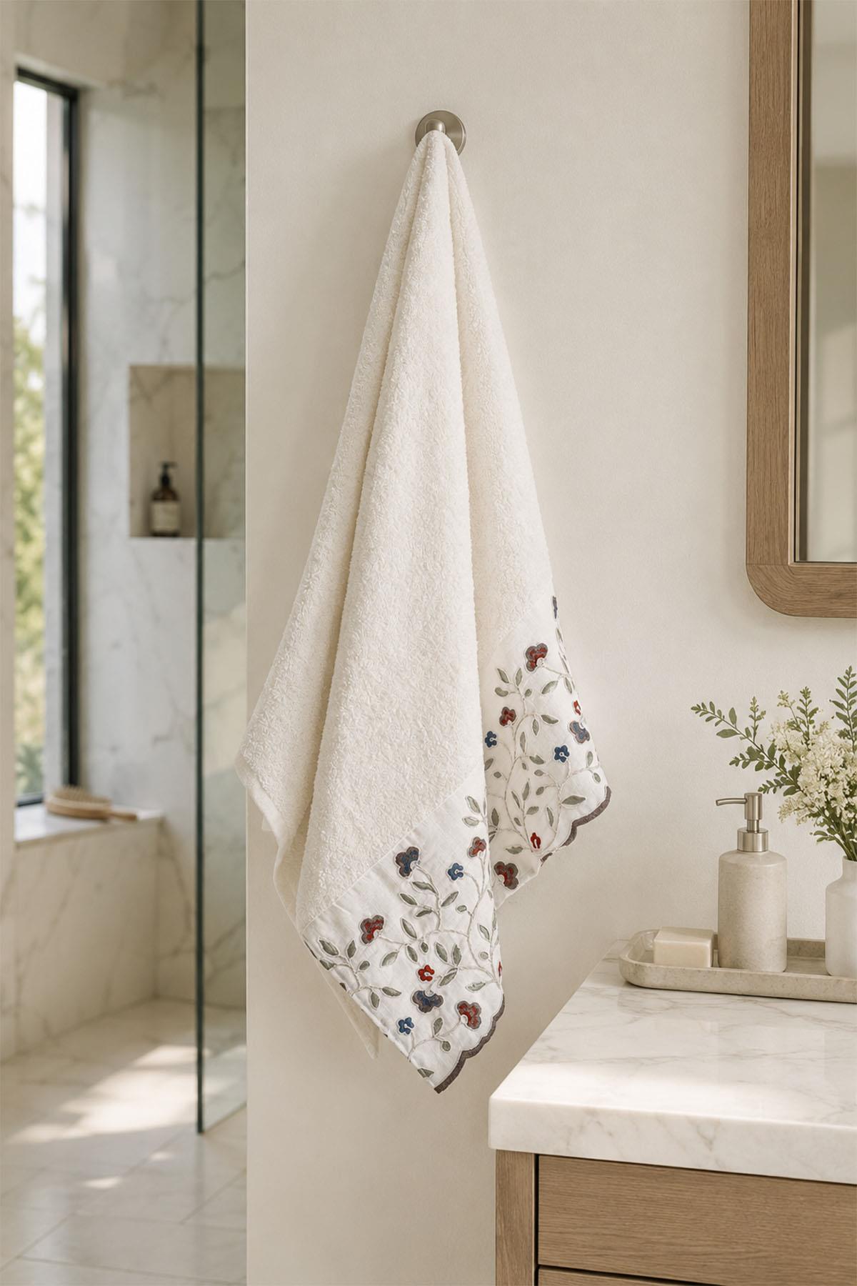 Asciugamano da bagno Livano con ricamo floreale colorato (90 x 150 cm)