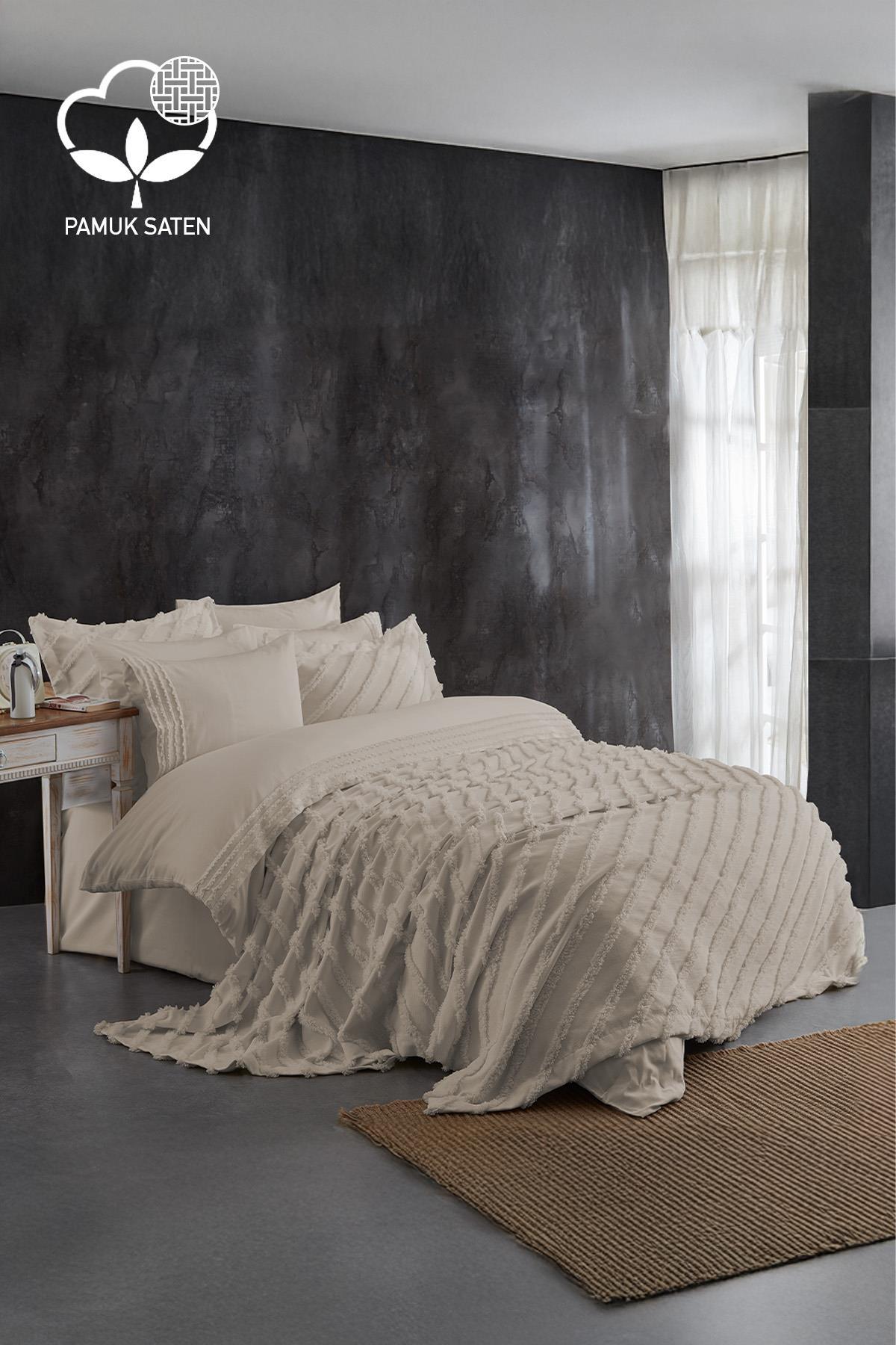 Set copripiumino e copriletto matrimoniale in raso di cotone color beige in camera da letto