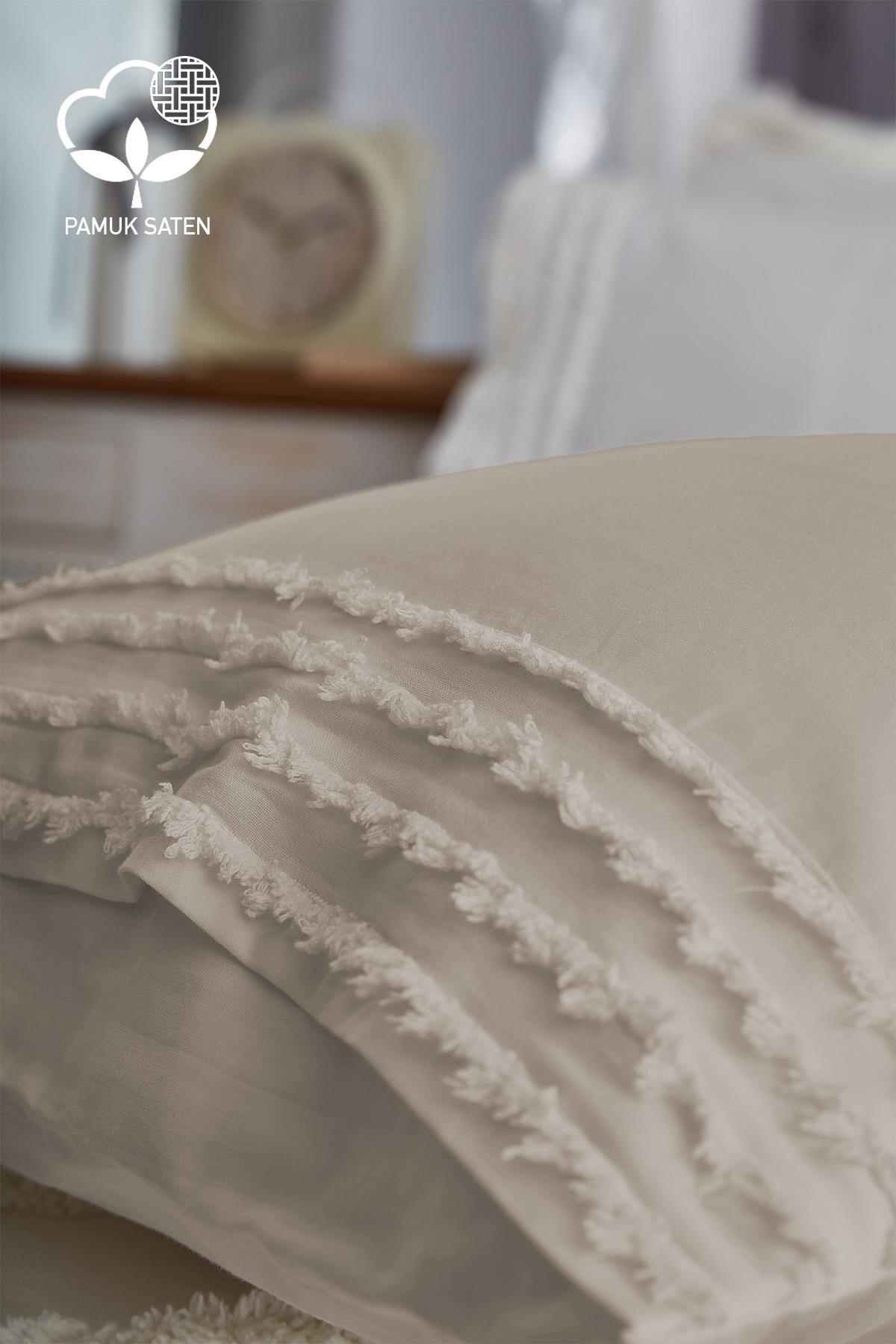 Set copripiumino matrimoniale in raso di cotone color crema con copriletto leggero e federe con dettagli a nappa