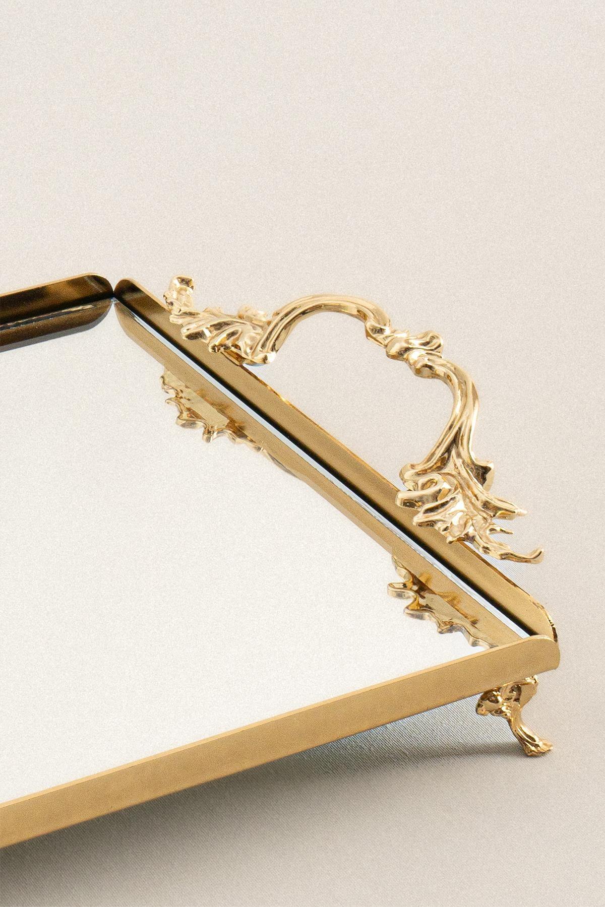 Vassoio rettangolare in metallo color oro di medie dimensioni, con eleganti manici e piedini decorativi