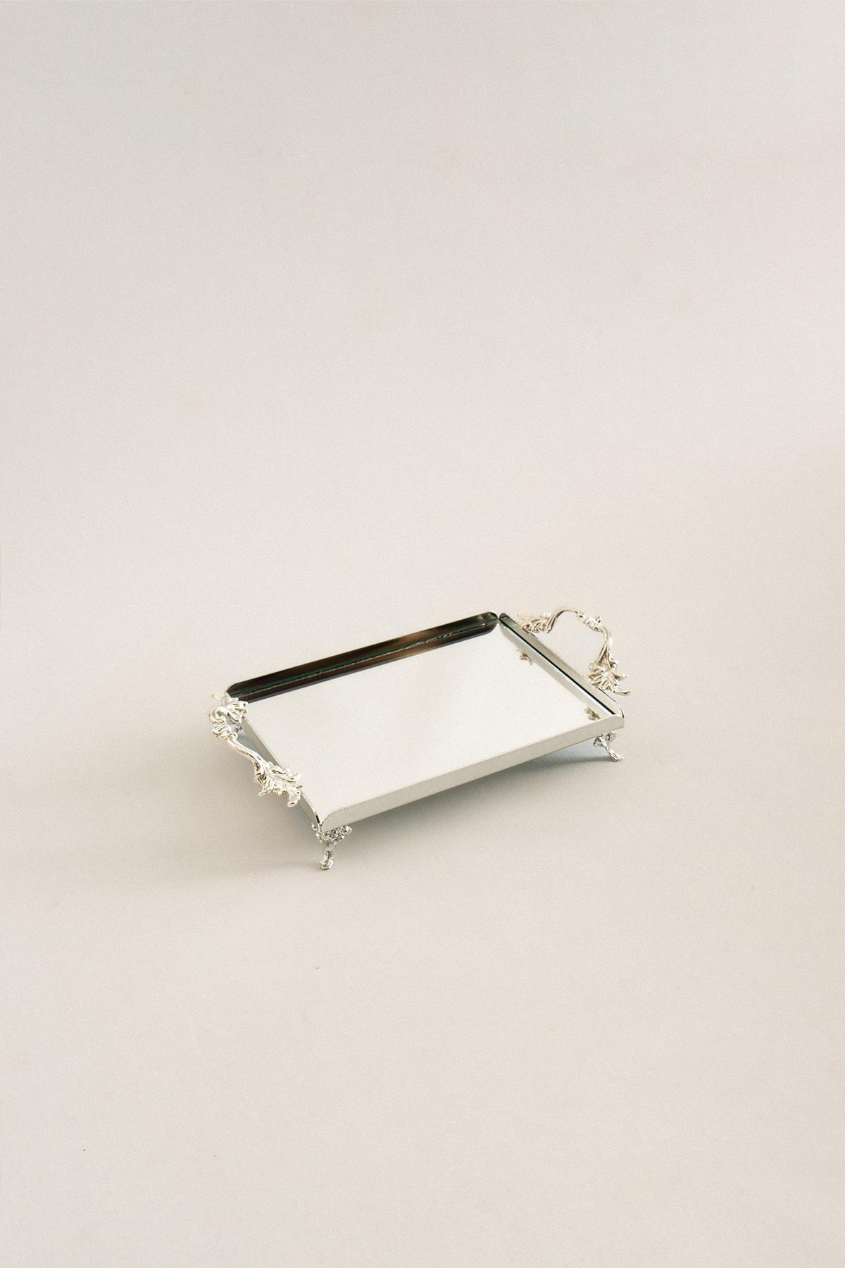 Mini vassoio rettangolare in argento con piedini e manici eleganti, design semplice