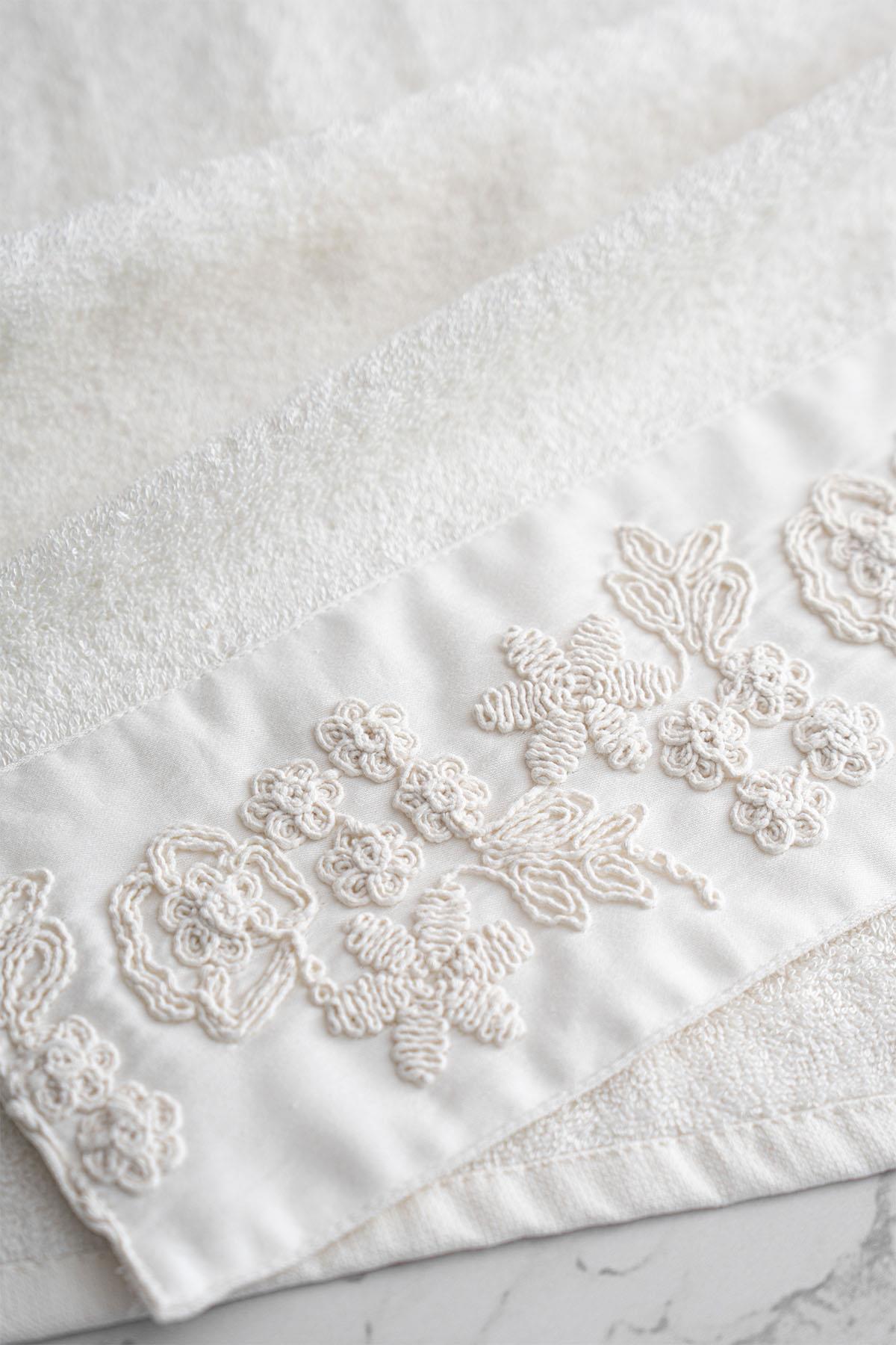 Asciugamano da bagno Madeira con ricamo floreale a maglia 3D (90 x 150 cm)