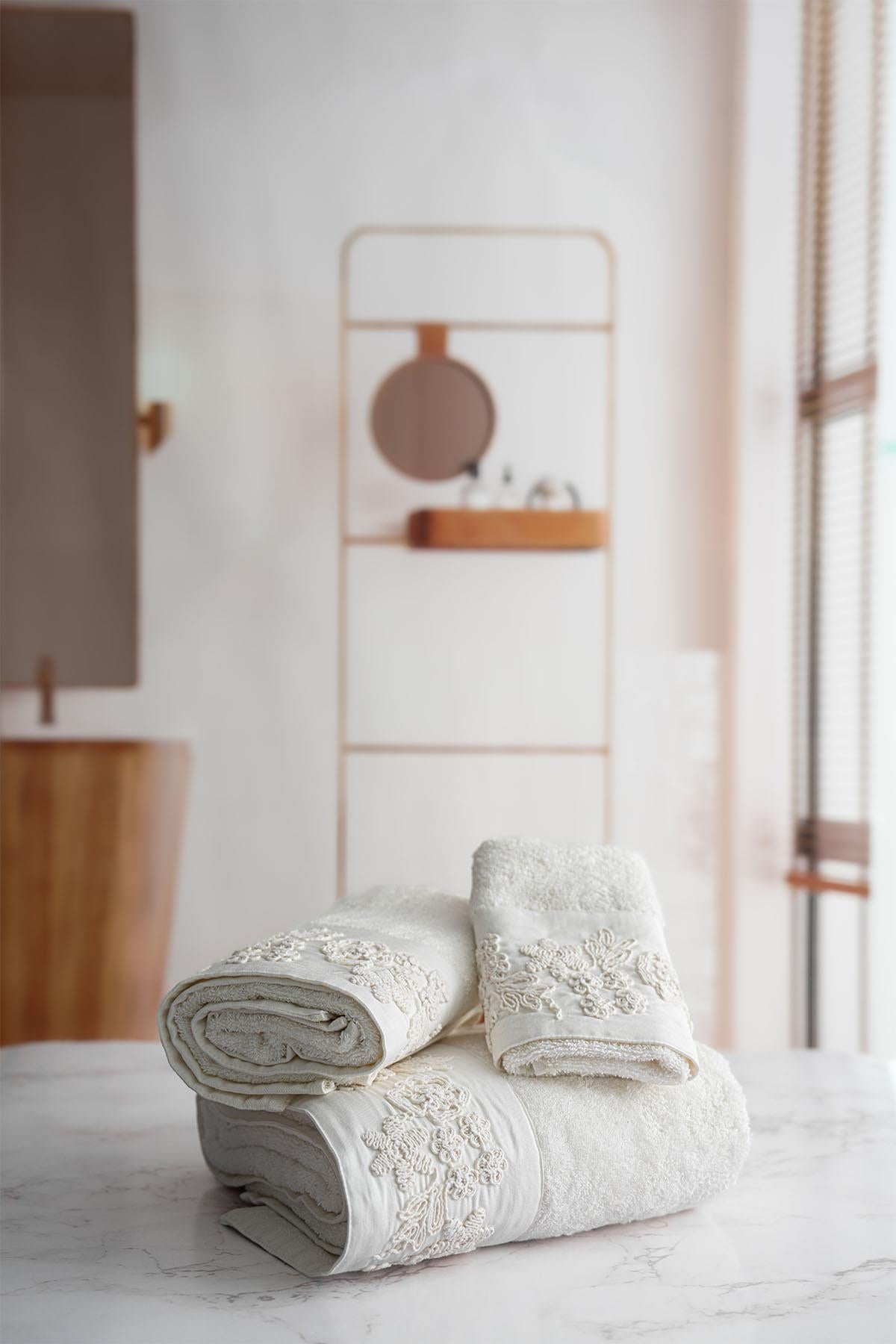 Asciugamano da bagno Madeira con ricamo floreale a maglia 3D (90 x 150 cm)