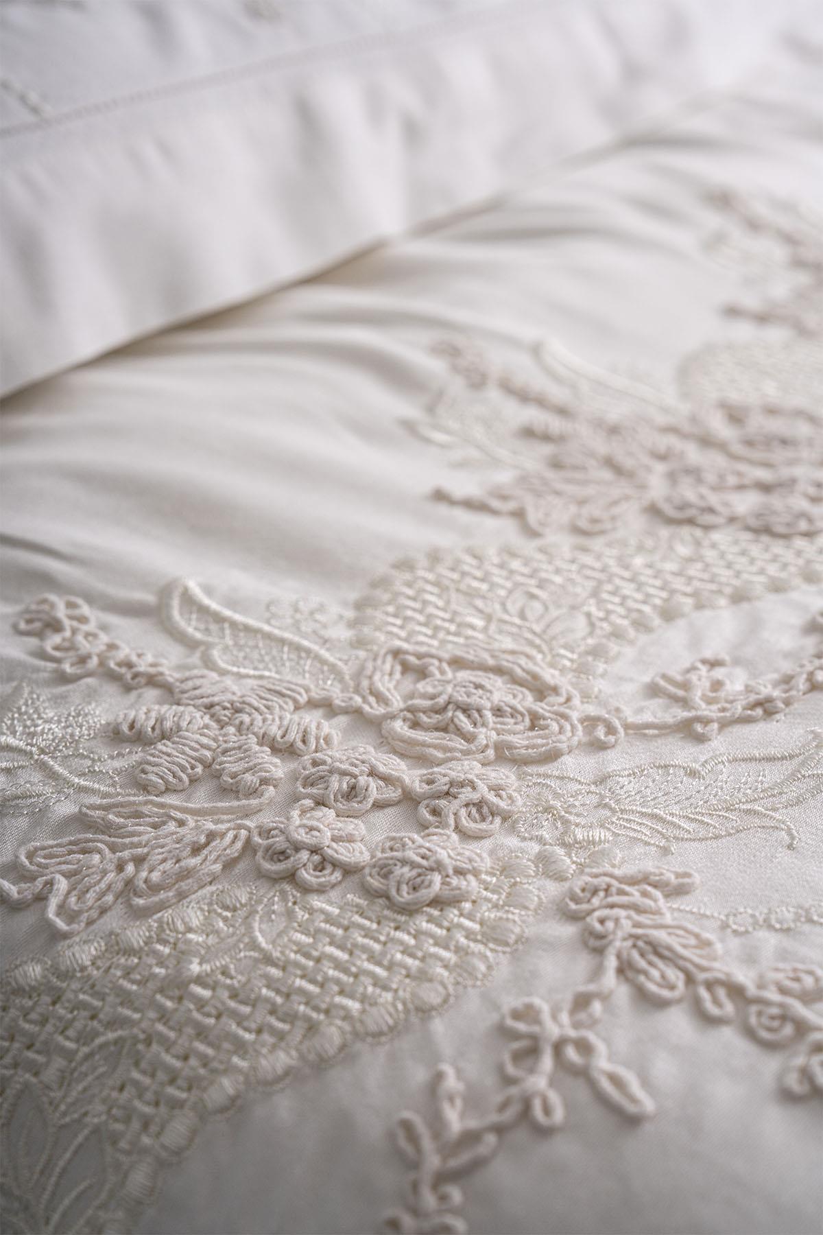 Set Copripiumino e Trapuntino Matrimoniale 7 Pezzi Madeira con Ricamo Floreale a Maglia 3D