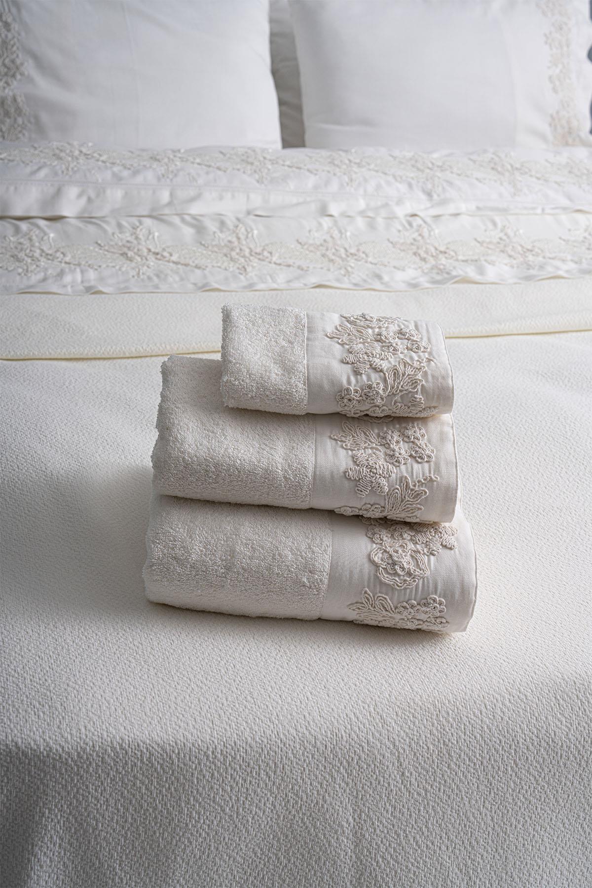 Set copripiumino e trapunta Madeira 3D a maglia con ricami floreali, misura Super King Size, 7 pezzi.