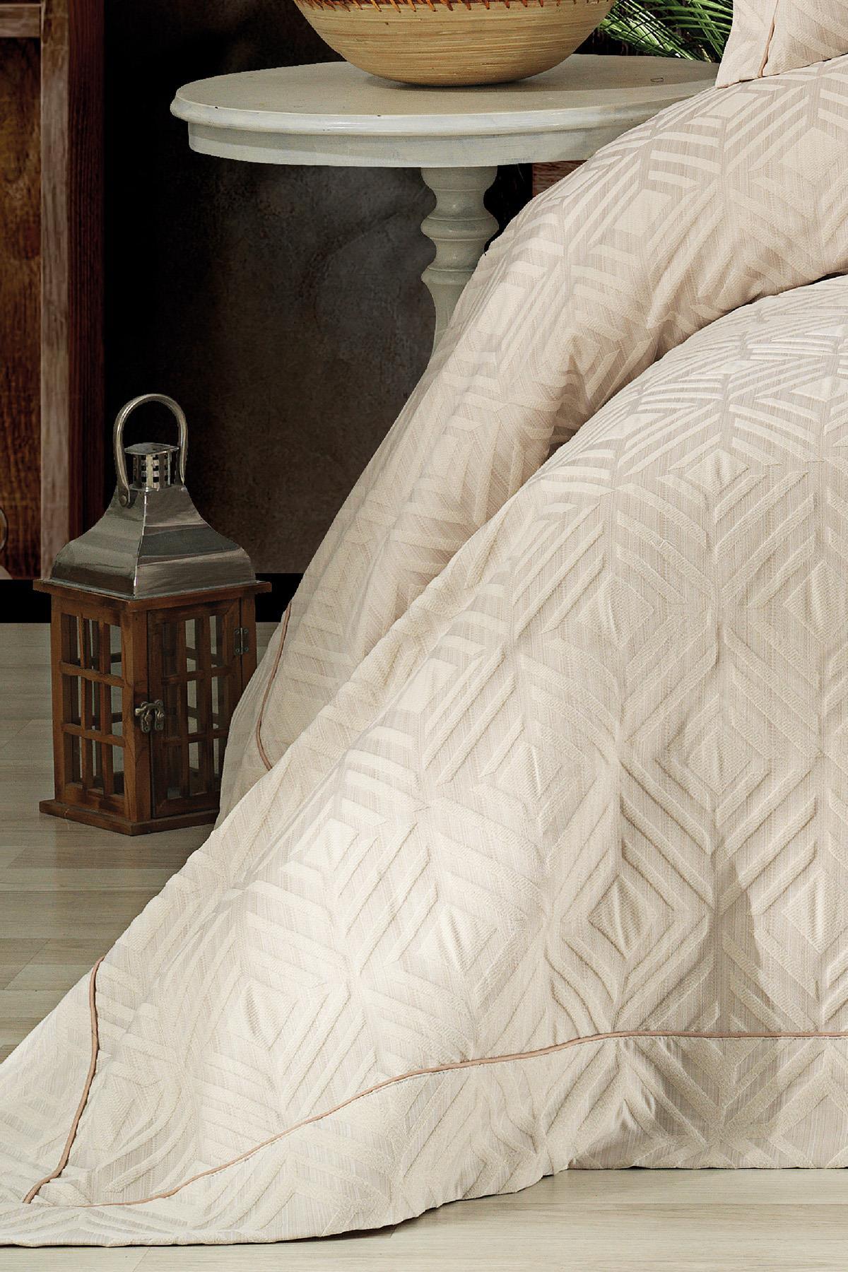 Copriletto matrimoniale jacquard color beige con motivo geometrico, design moderno ed elegante