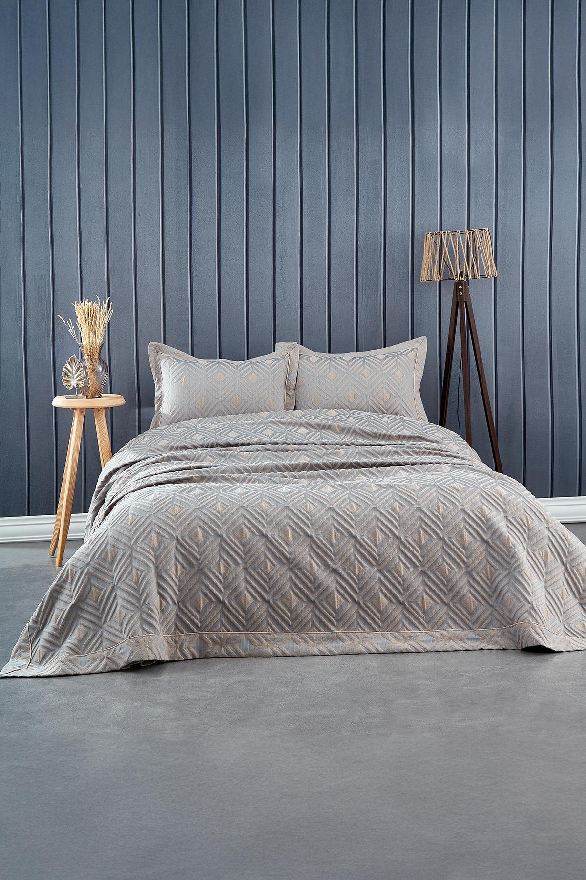 Copriletto matrimoniale jacquard con motivo geometrico grigio e cuscini, decorazione per camera da letto moderna