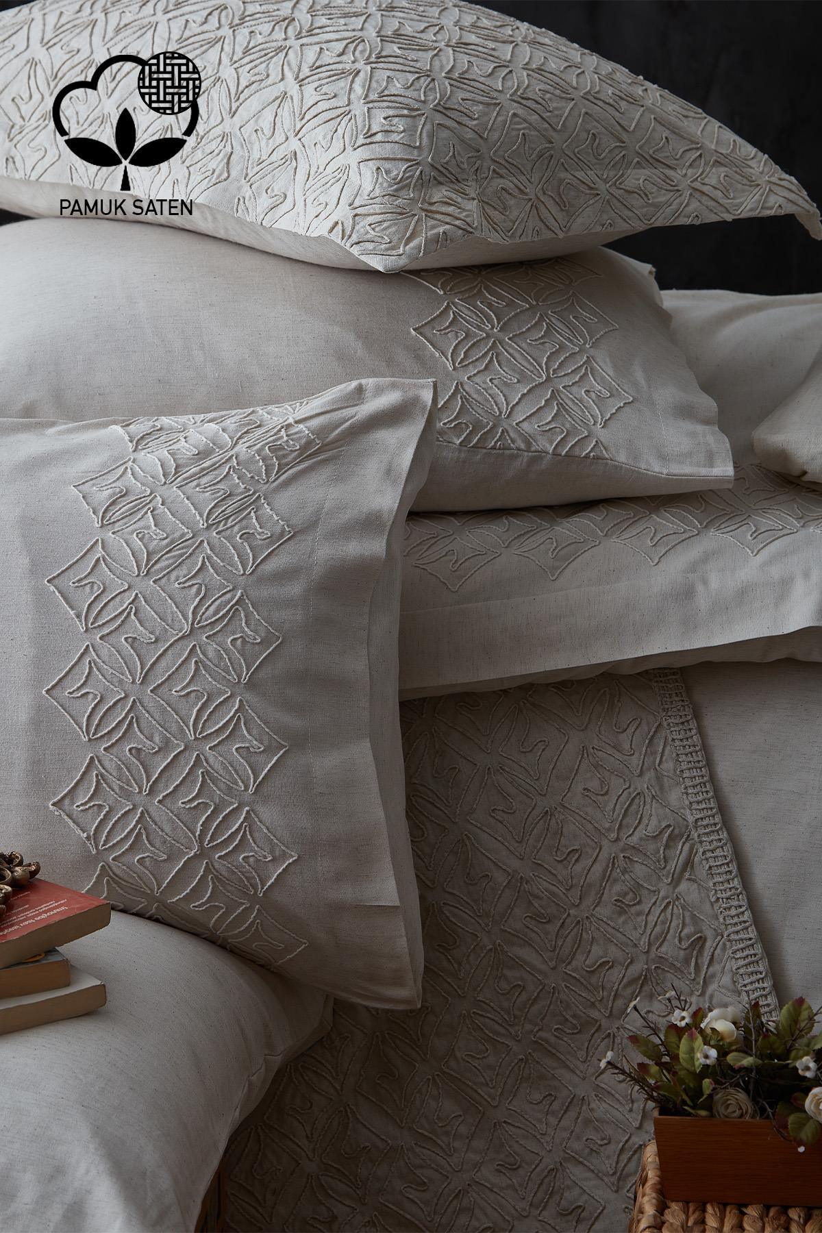 Set copripiumino matrimoniale in cotone satinato color beige con ricami, completo di copriletto leggero e federe