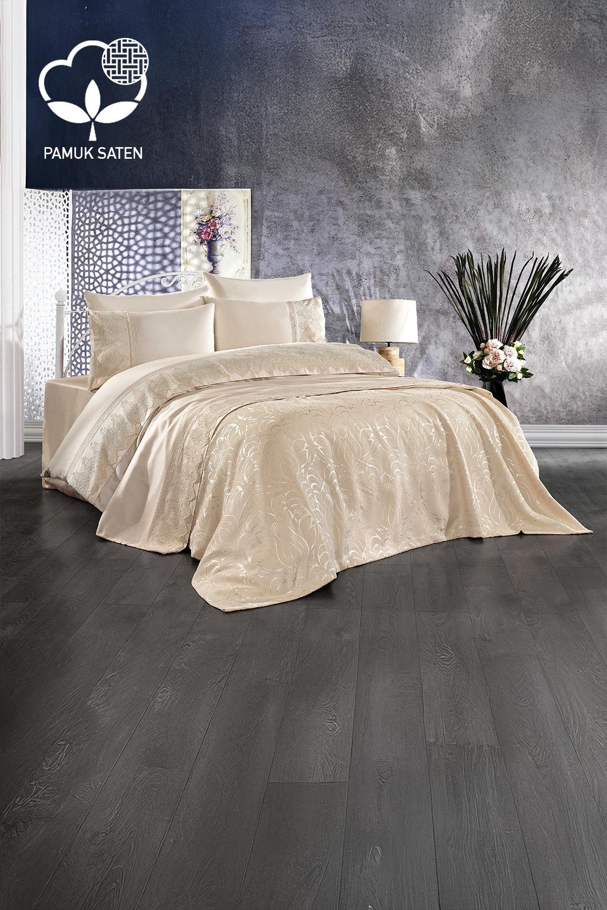 Set copripiumino con piqué in raso di cotone jacquard e con volant Marissa - Nazik Home - Dai valore alla tua casa!
