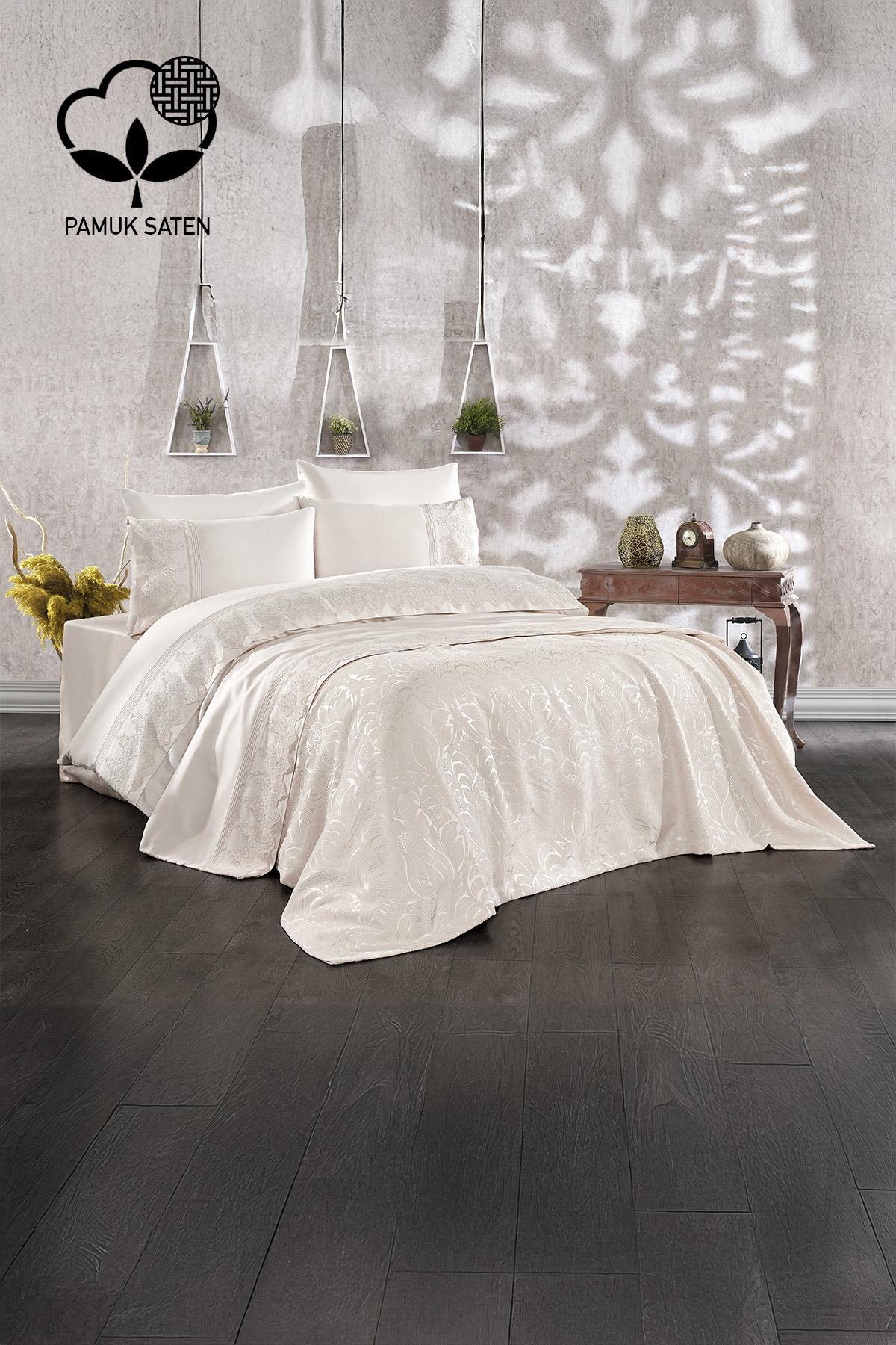 Set copripiumino con piqué in raso di cotone jacquard e con volant Marissa - Nazik Home - Dai valore alla tua casa!