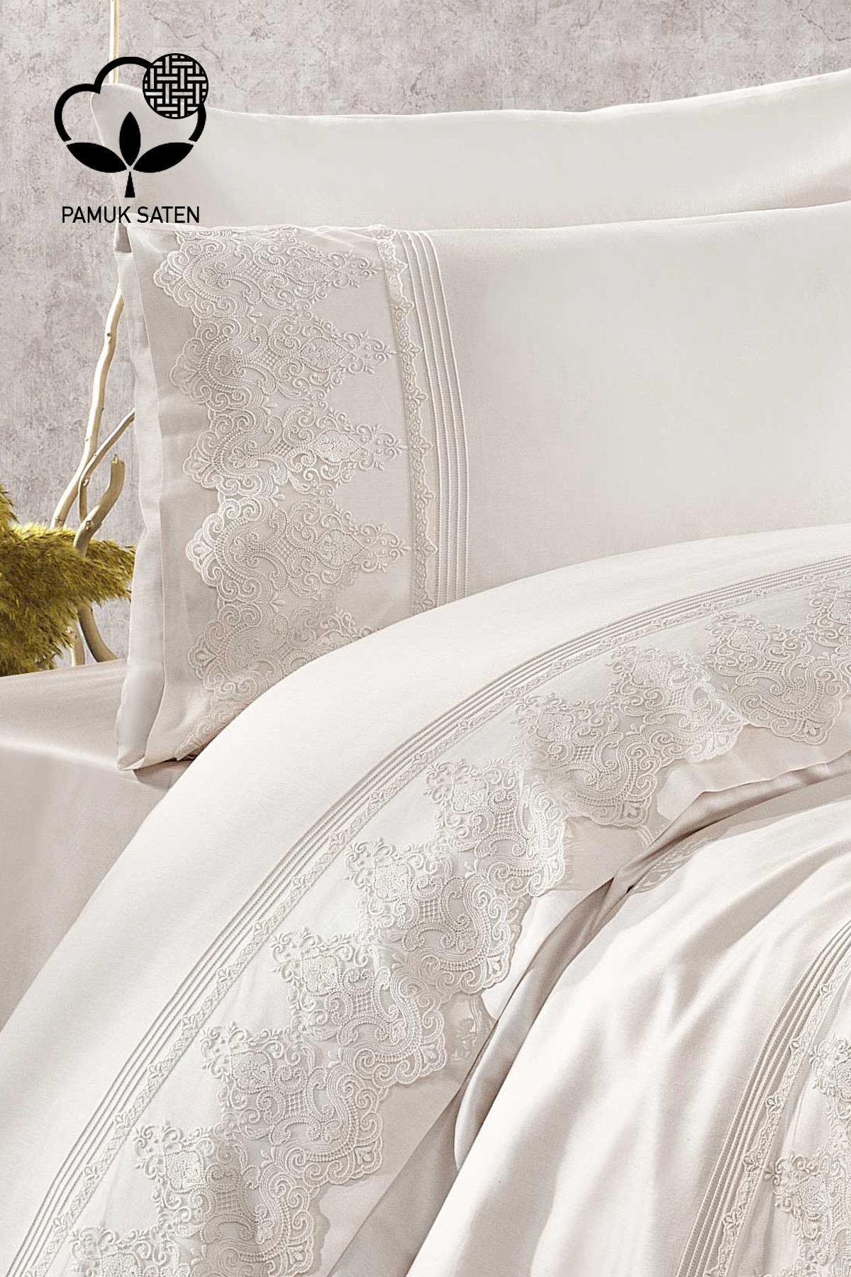 Set copripiumino con piqué in raso di cotone jacquard e con volant Marissa - Nazik Home - Dai valore alla tua casa!
