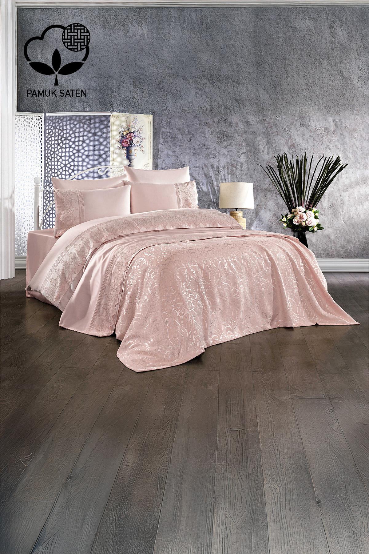 Set copripiumino con piqué in raso di cotone jacquard e con volant Marissa - Nazik Home - Dai valore alla tua casa!