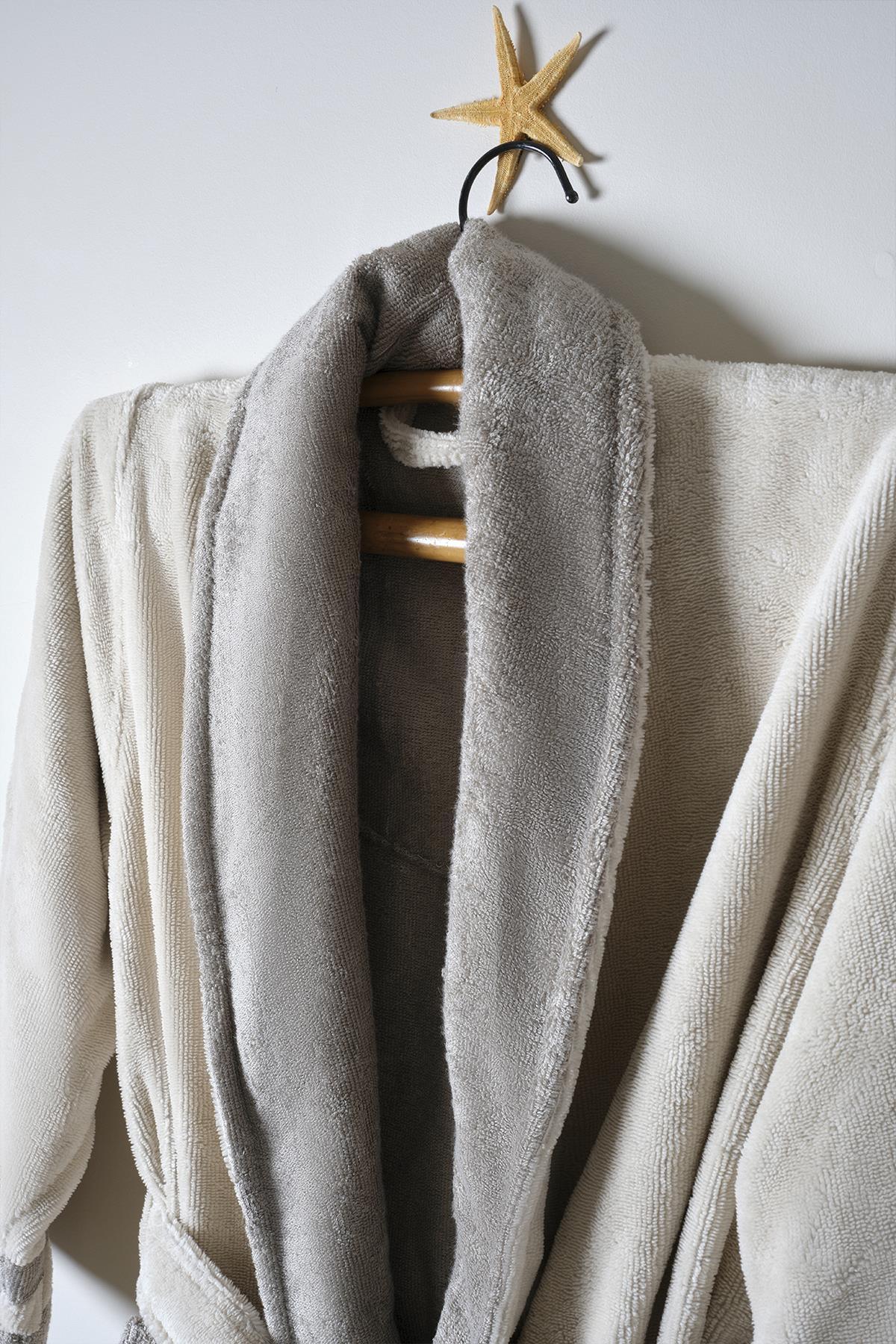 Set accappatoio da uomo in 100% cotone, colore grigio con colletto, appeso a una gruccia
