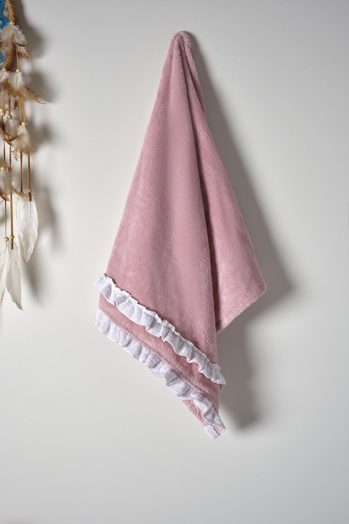 Asciugamano accappatoio da donna rosa con bordi in pizzo, appeso alla parete, biancheria da bagno in cotone