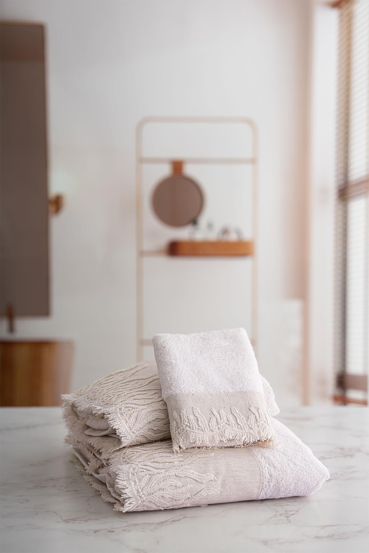 Asciugamano da bagno con ricamo corallo e nappe (90 x 150 cm)