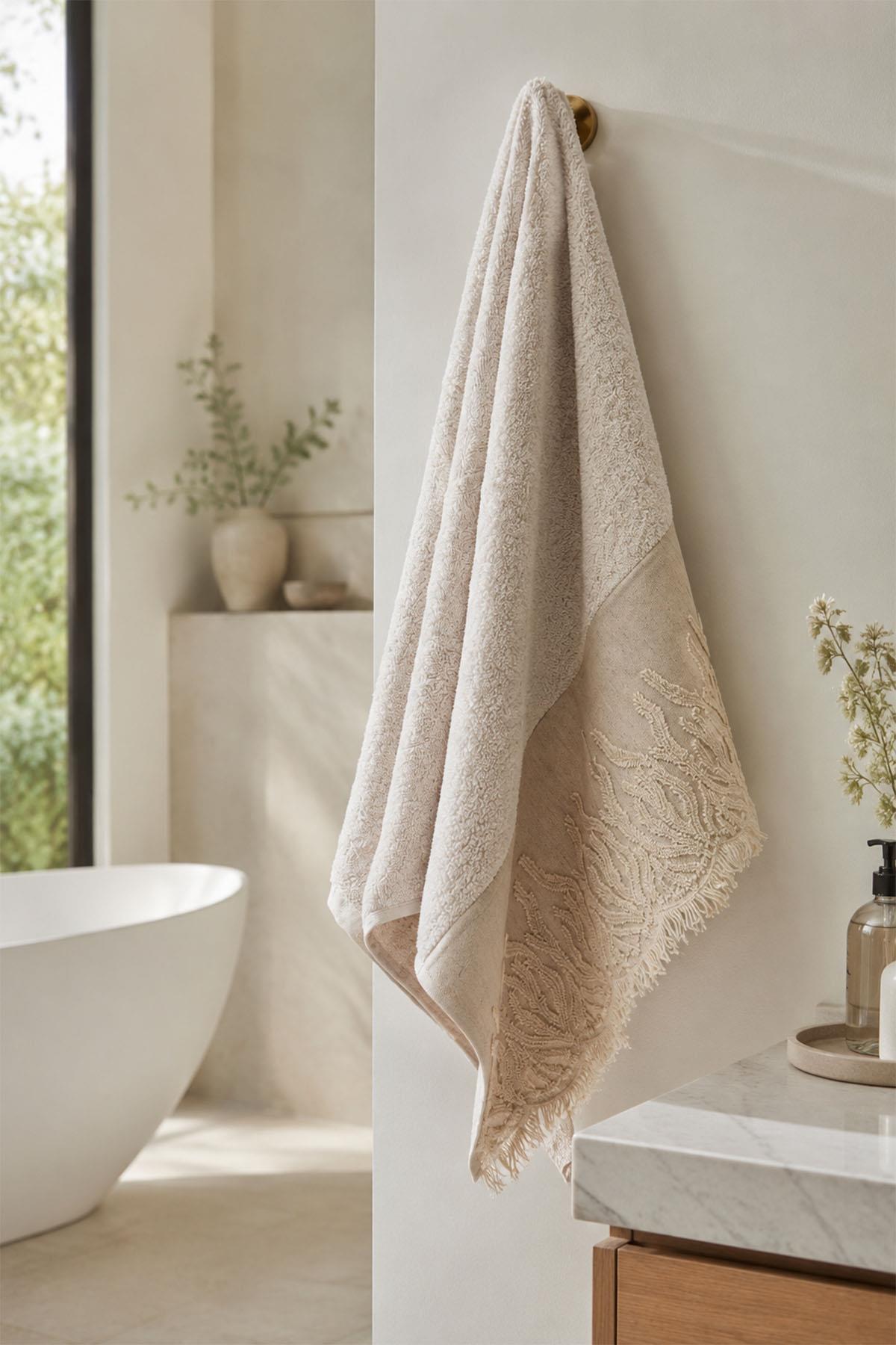 Asciugamano da viso con ricamo corallo e nappe (30 x 50 cm)