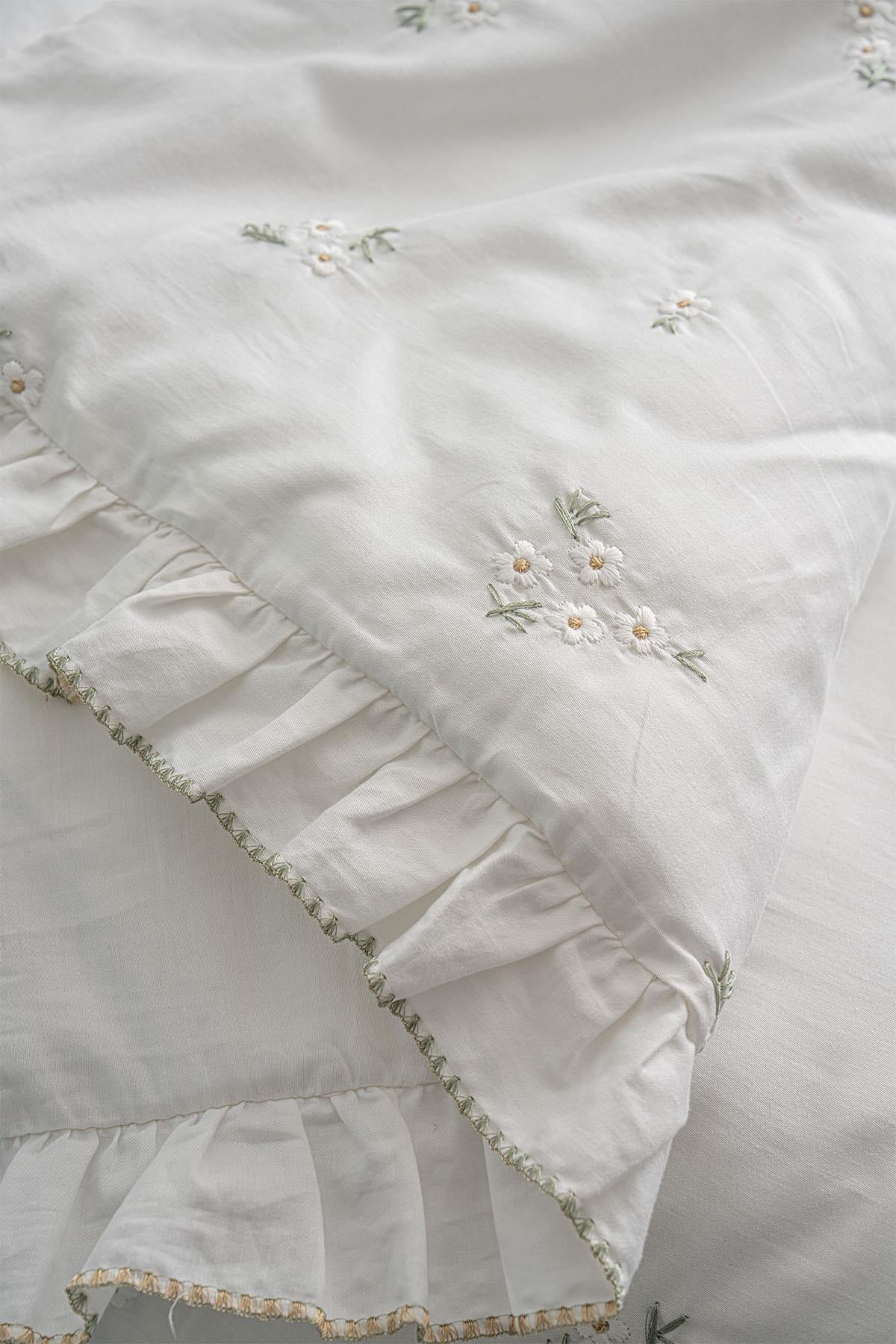 Set di biancheria da letto matrimoniale Nadia in raso di cotone con ricamo a margherita, 6 pezzi