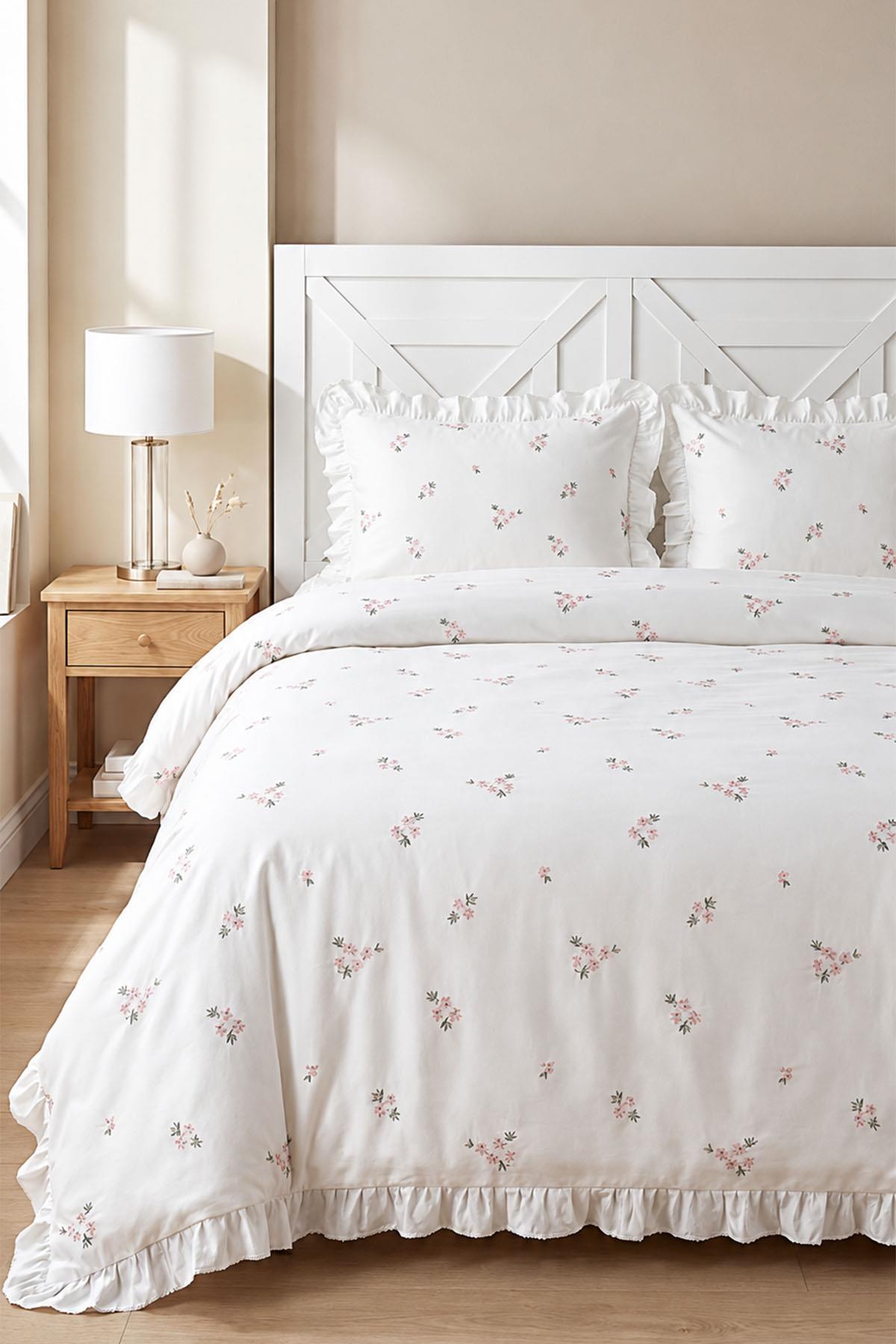 Set di biancheria da letto matrimoniale Nadia in raso di cotone con ricamo a margherita, 6 pezzi