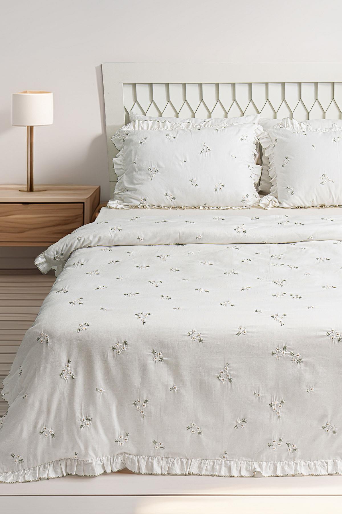 Set copripiumino Nadia Daisy in raso di cotone ricamato, misura king size, composto da 6 pezzi.