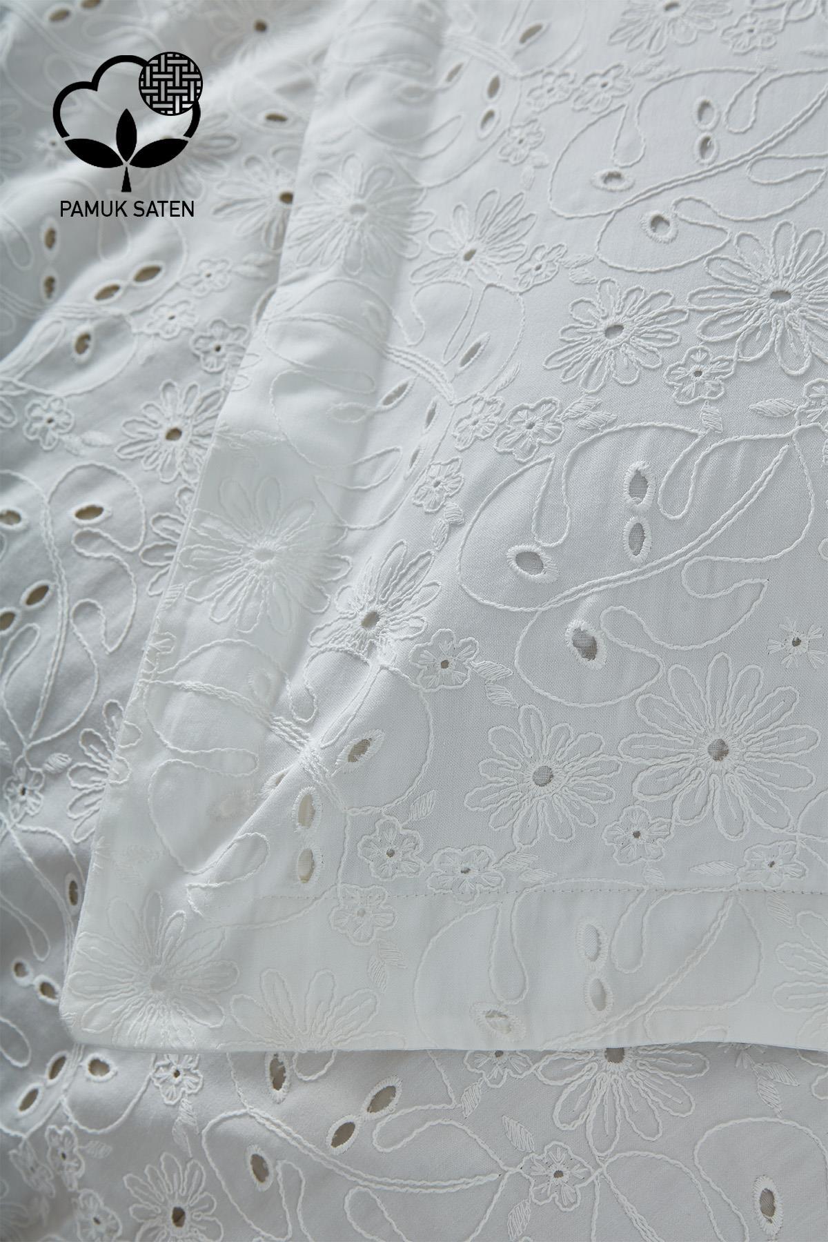 Set copripiumino matrimoniale in raso di cotone bianco con ricami floreali, vista dettagliata del copriletto