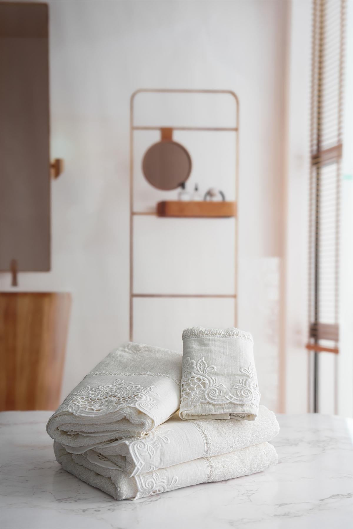Asciugamano da bagno ricamato Puerta Çiçek (90 x 150 cm)