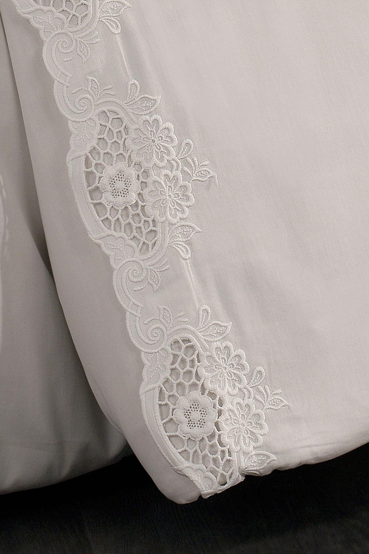 Set copripiumino matrimoniale king size da 6 pezzi in 100% cotone con ricamo floreale Puerta.